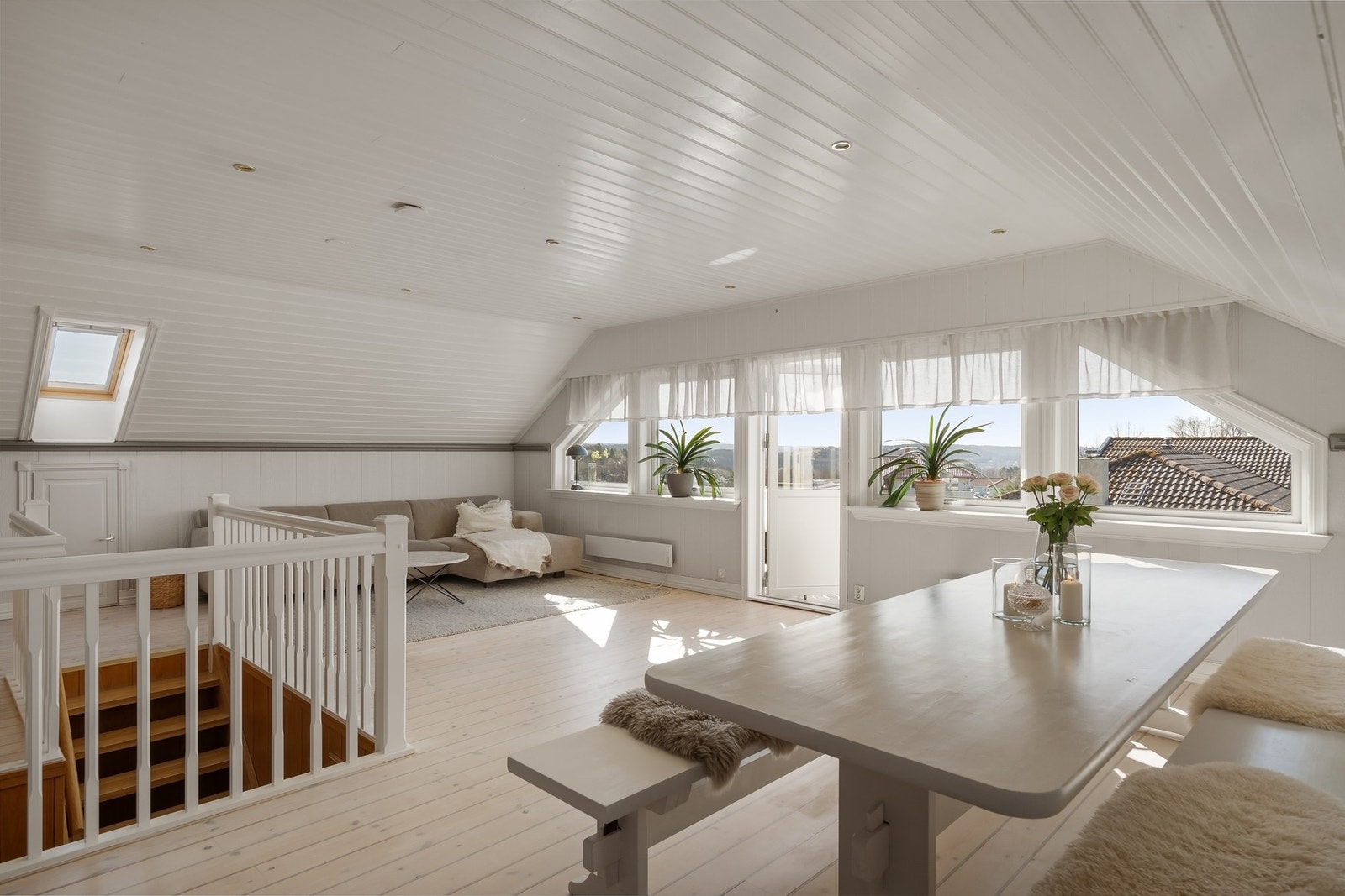 2. etasje innehar stue/trapp, soverom og bad. I tillegg er det en solrik balkong/luftebalkong med plass til et cafésett. Galleribilde