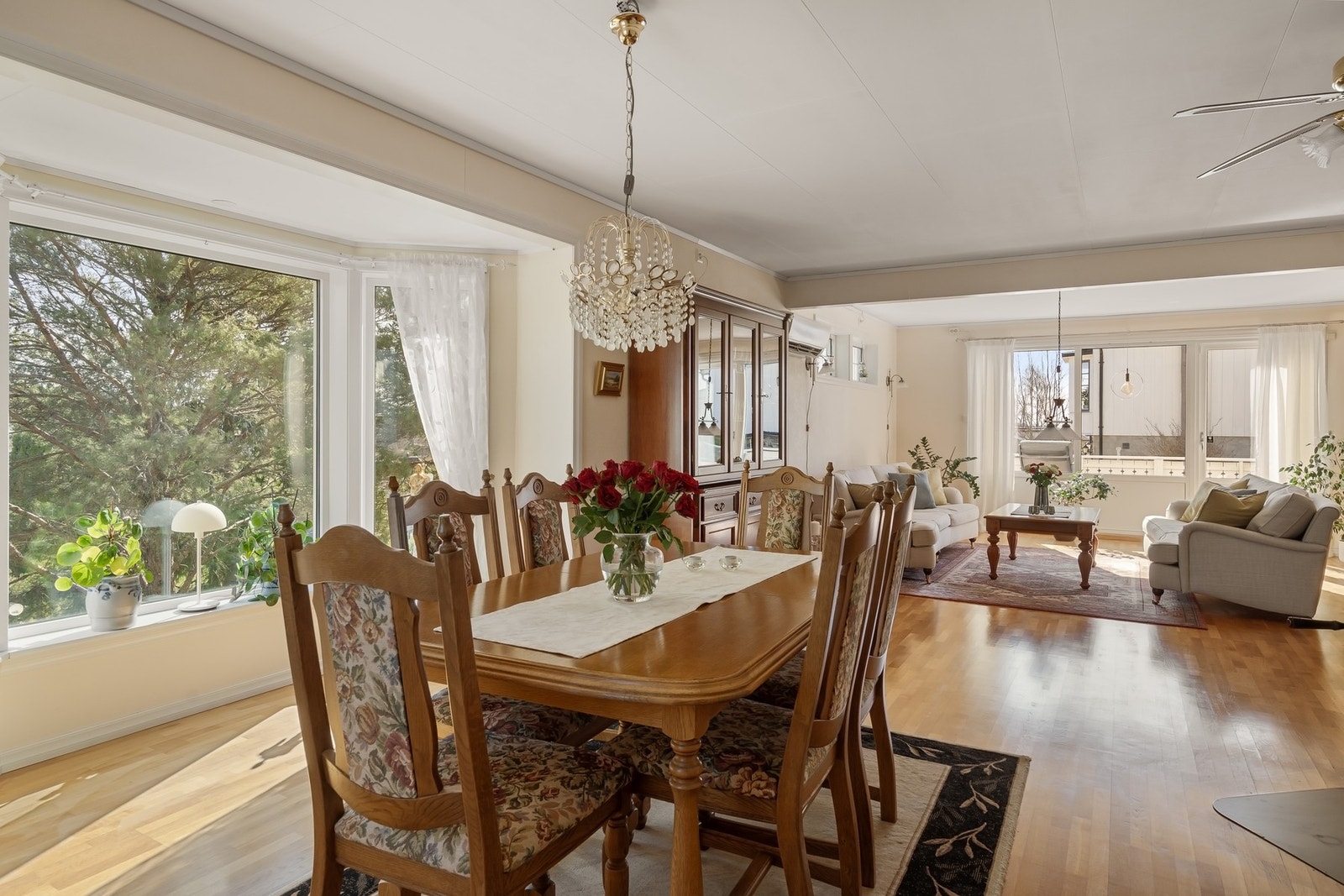 I følge eier ble det tilleggsisolert på innsiden av to vegger i stuen i 1.etasje i 2008. Galleribilde