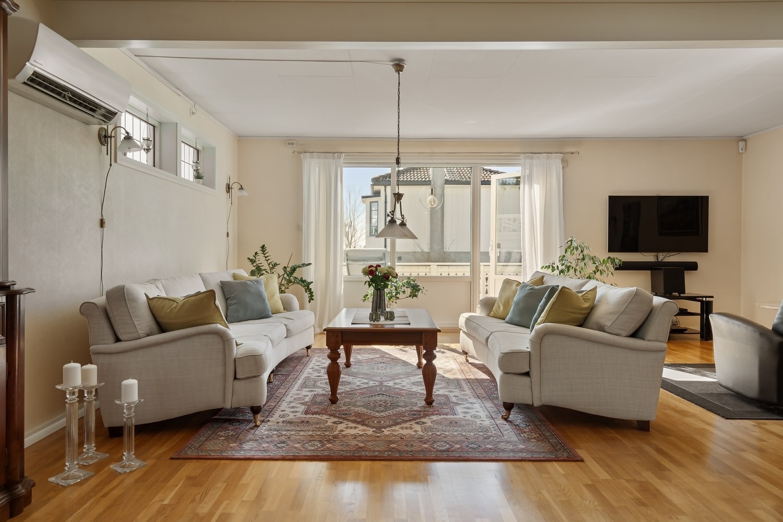 En naturlig sone i stuen for plassering av sofa og tv-møblement. Galleribilde