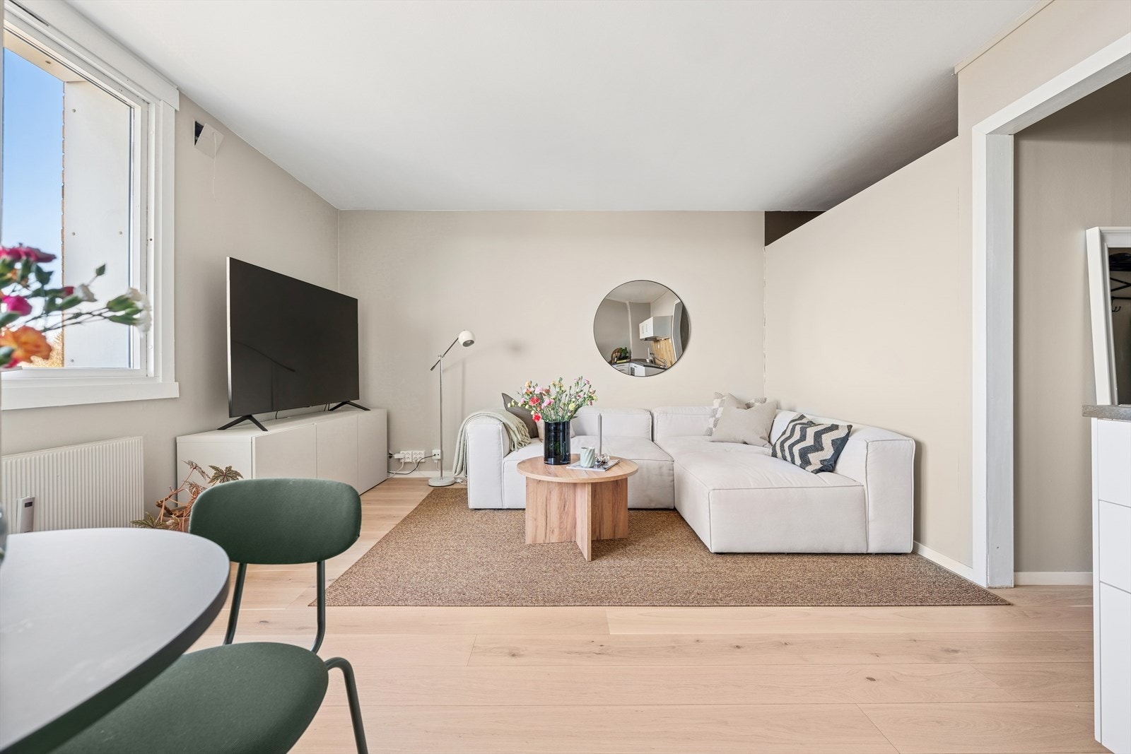 De store vindusflatene sammen med terrassedøren slipper inn godt med lys å skaper en luftig og fin atmosfære. Galleribilde