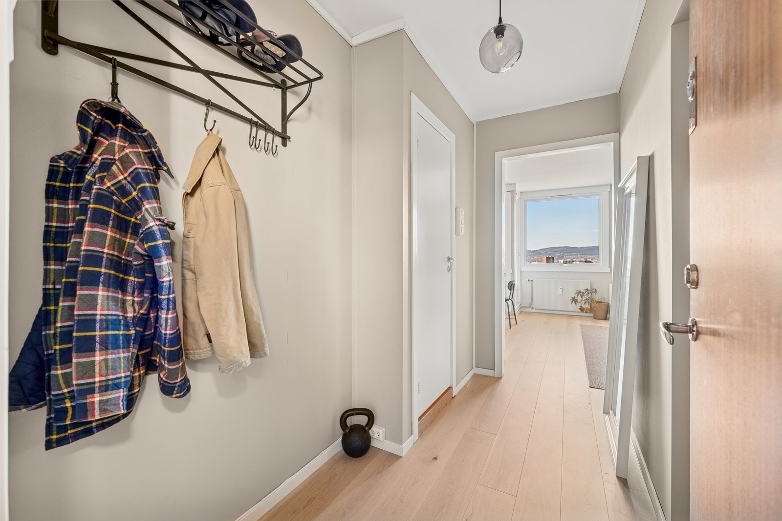 Innbydende entré med god plass for oppbevaring av yttertøy og sko. Galleribilde