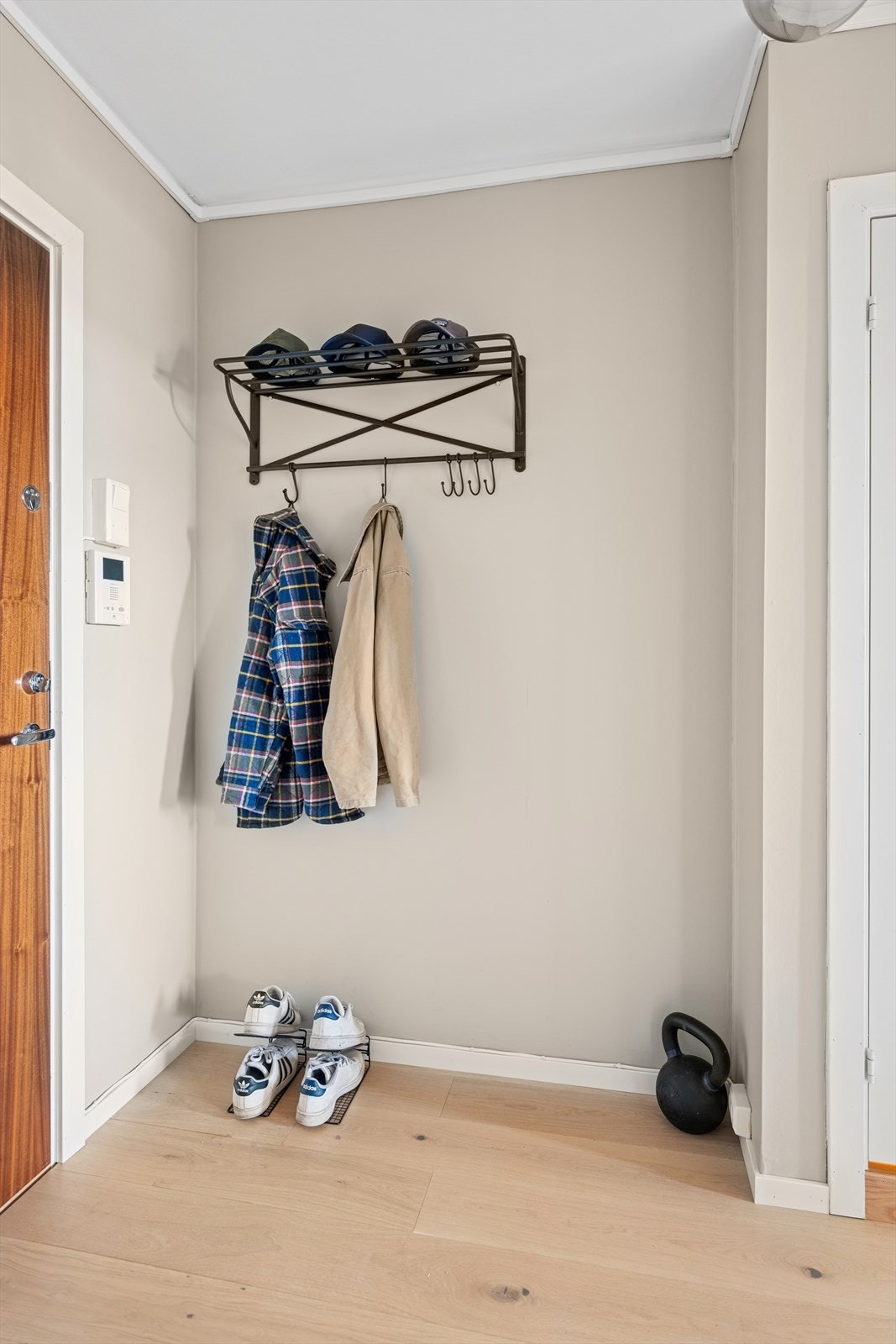 Entreen gir umiddelbart et godt førsteinntrykk av leiligheten. Galleribilde