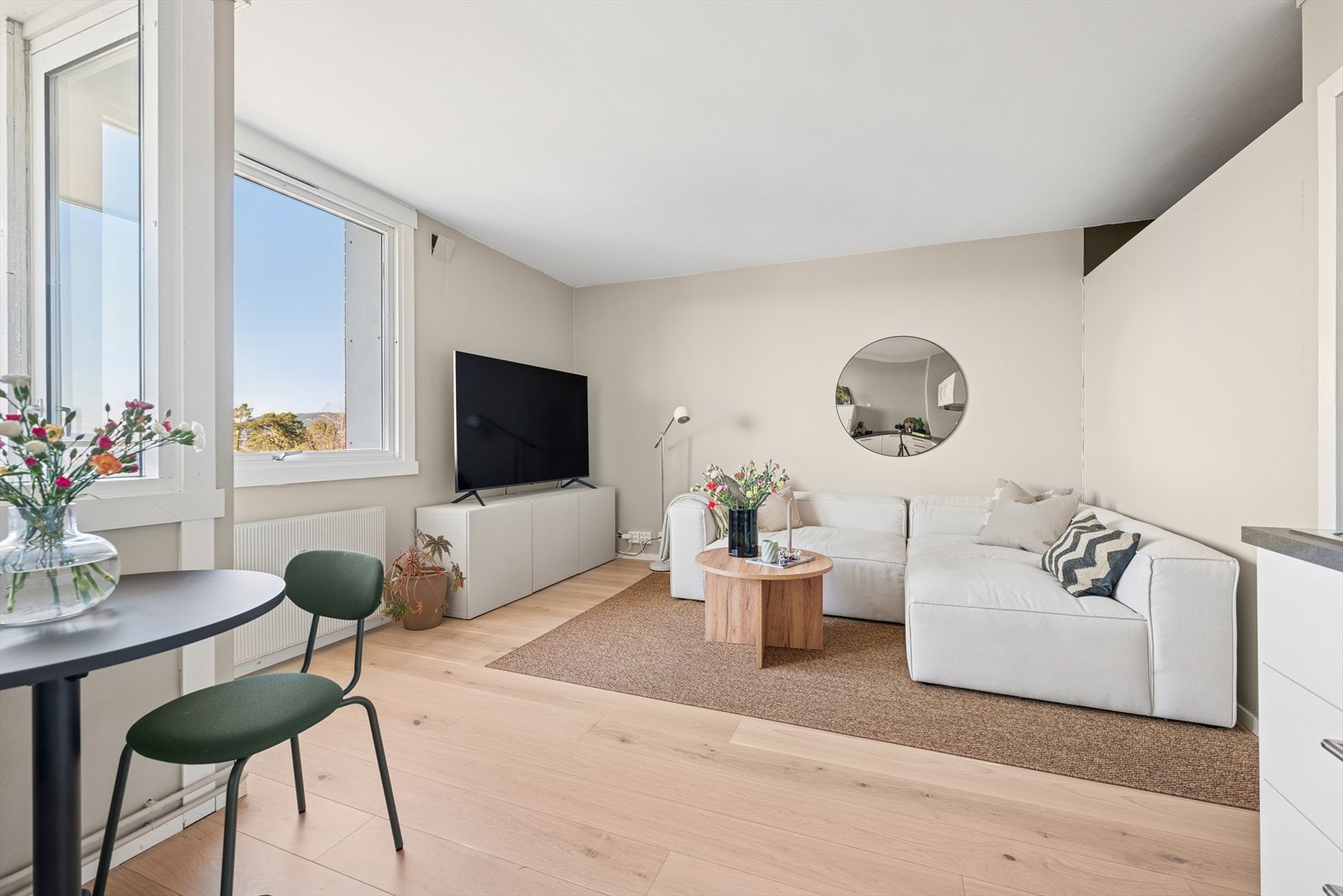 Stuen har god plass til en hyggelig sofagruppe og ønsket medie-/oppbevaringsmøblement. Galleribilde