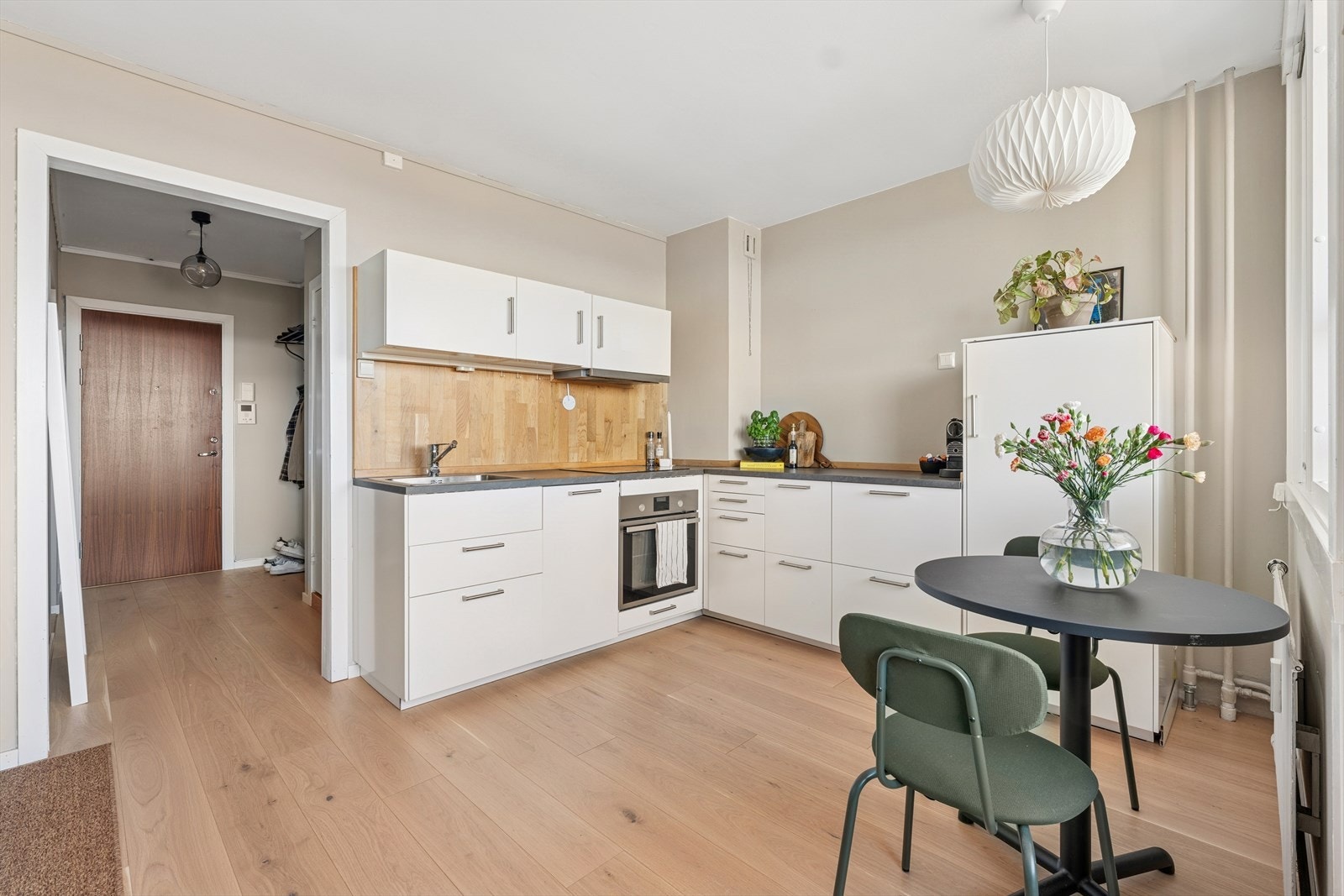 Ny kjøkkeninnredning med integrerte hvitevarer ble installert i 2017. Galleribilde