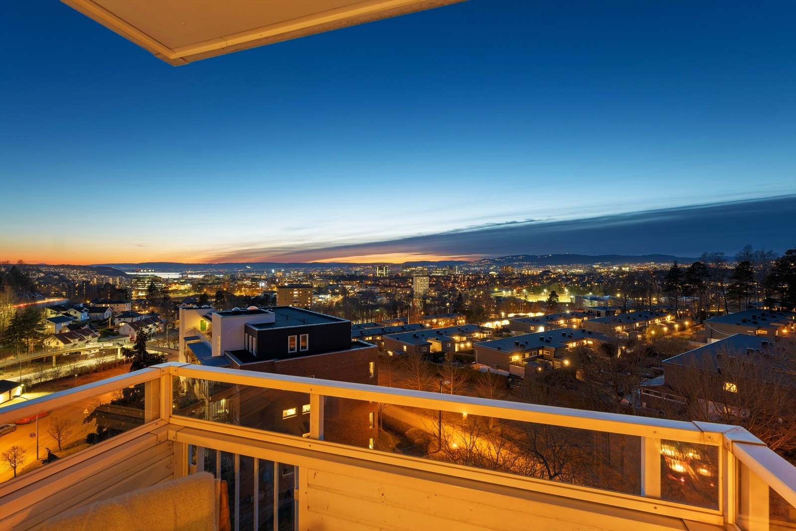 Nydelig utsikt. Se byen lyse opp! Galleribilde