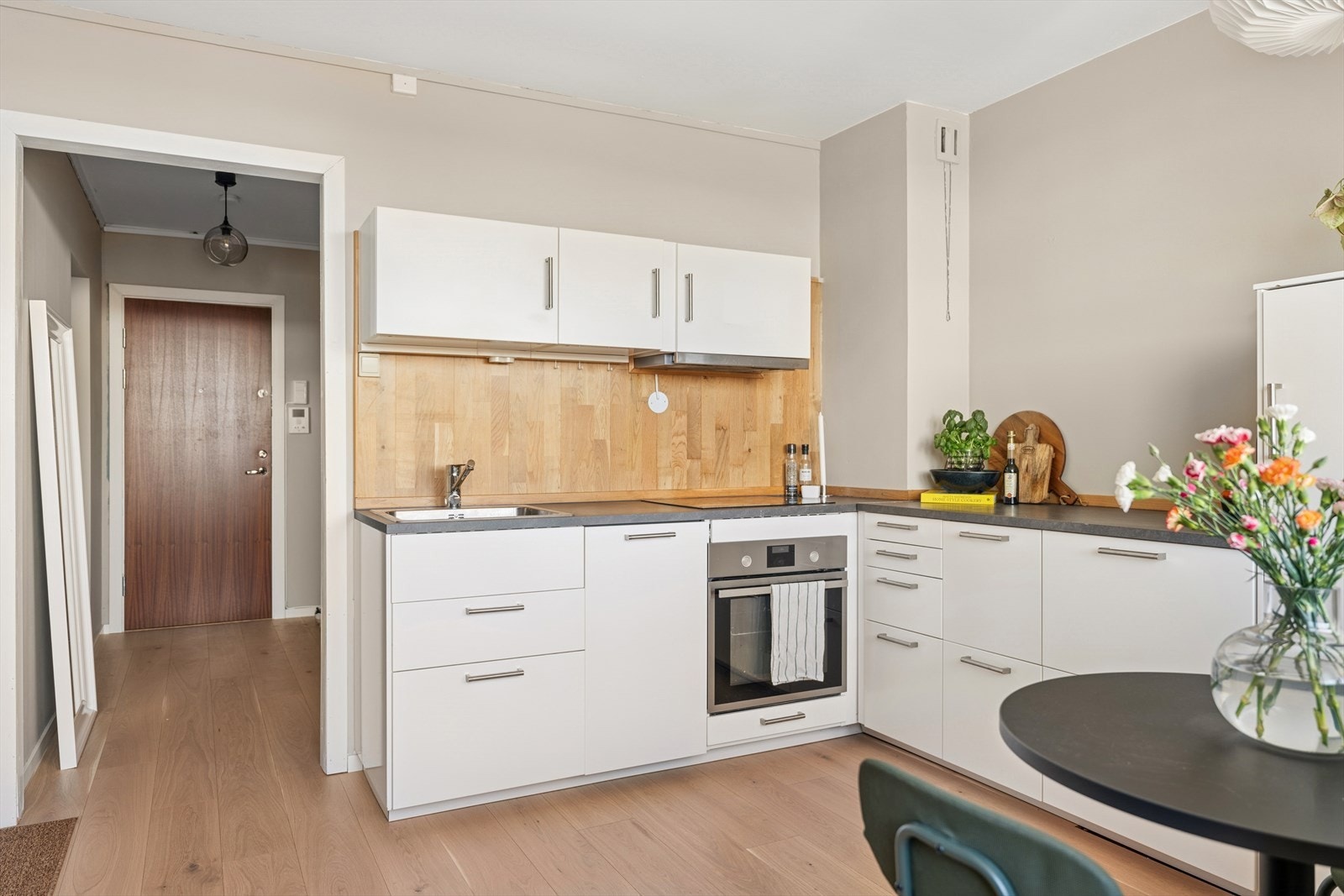 Kjøkkenet har god skap- og benkeplass. Galleribilde