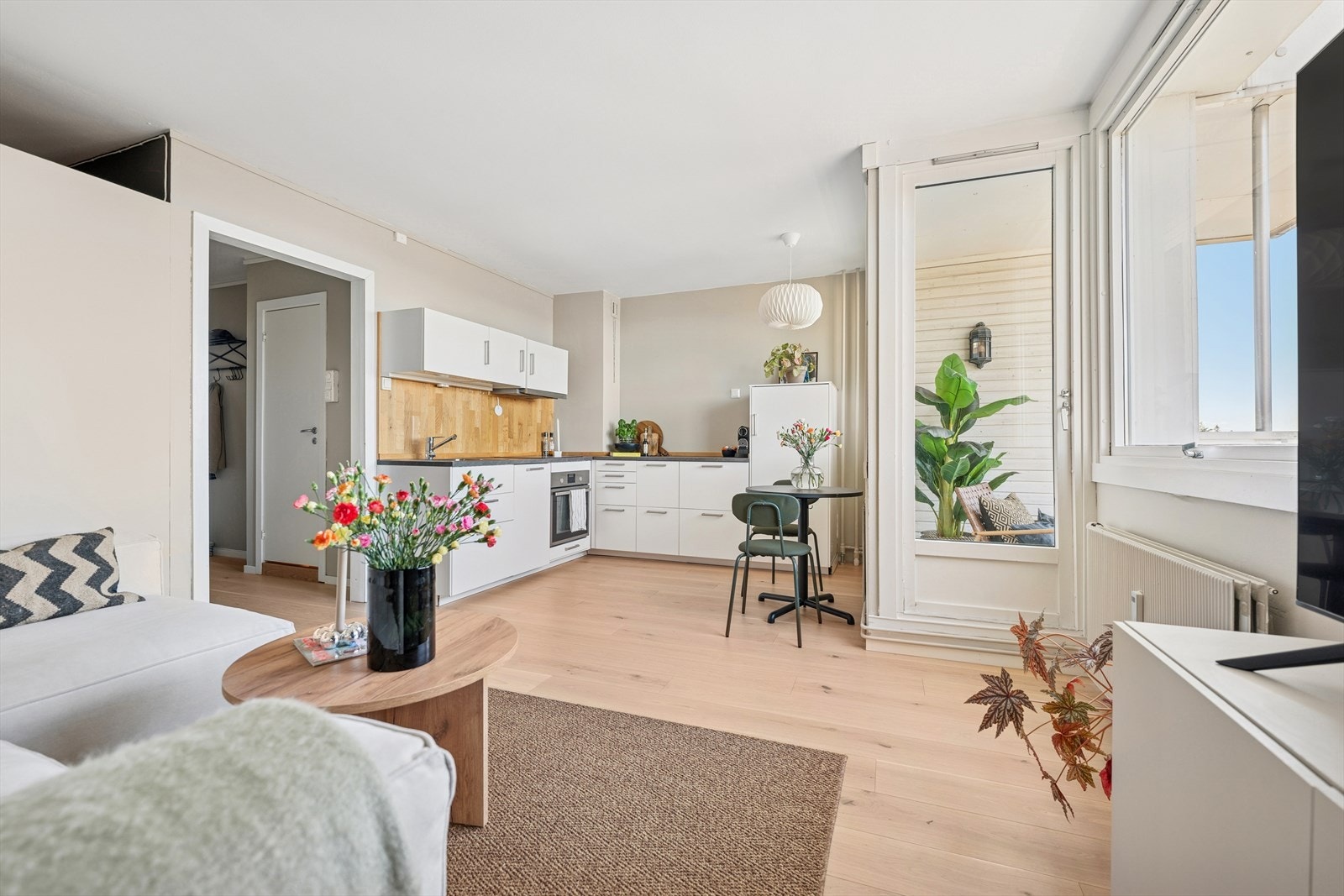 Lys og meget pen 1-roms beliggende i et etablert og veldrevet borettslag på Tveita. Galleribilde