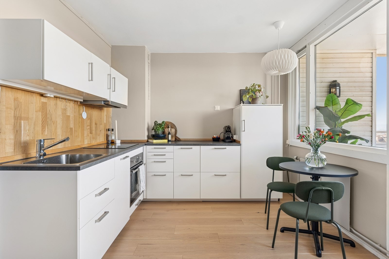 De integrerte hvitevarene består av stekeovn, platetopp, oppvaskmaskin og kjøleskap. Galleribilde