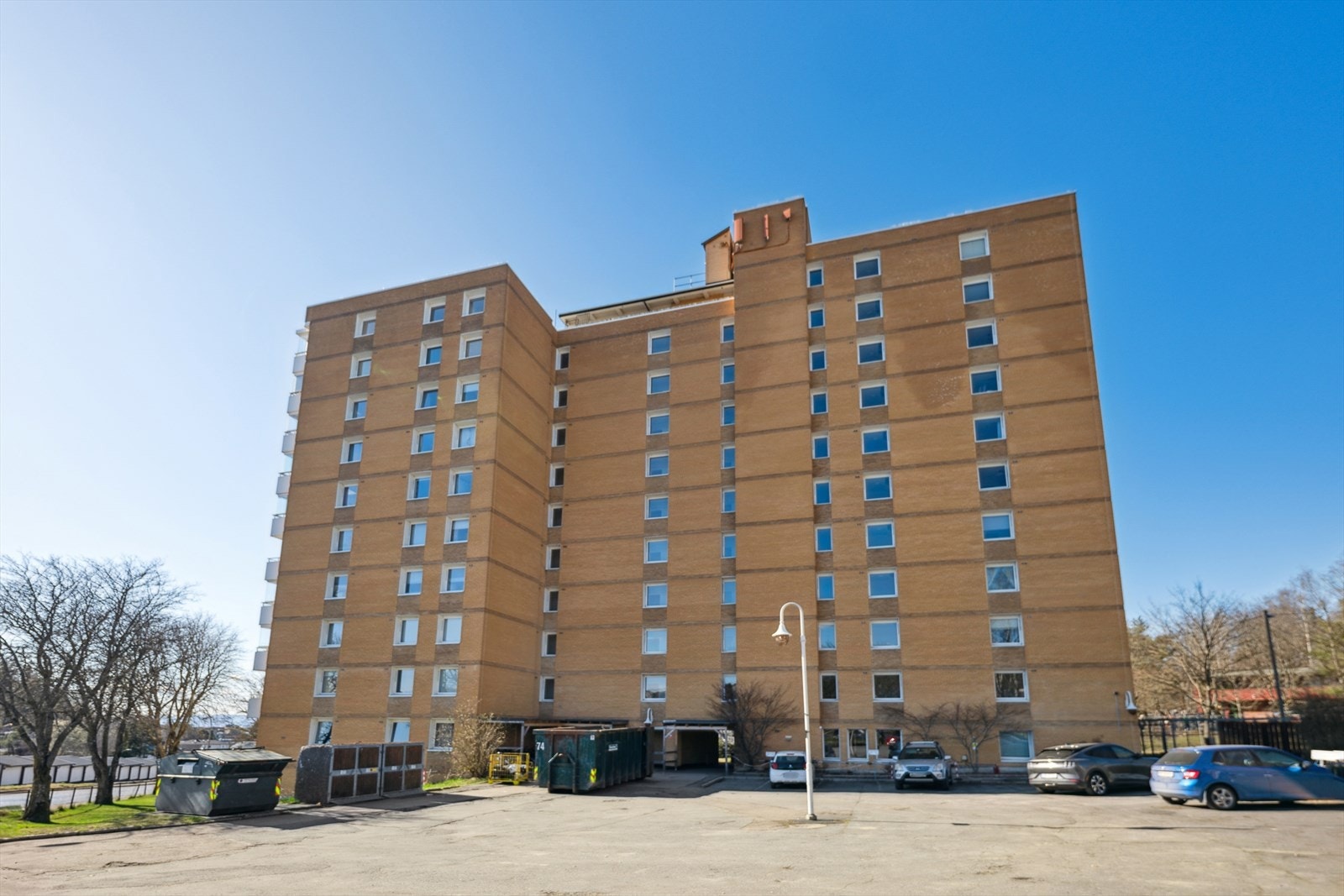 Borettslaget har parkeringsplasser utenfor hver blokk som leies ut etter eventuelle ventelister. Galleribilde