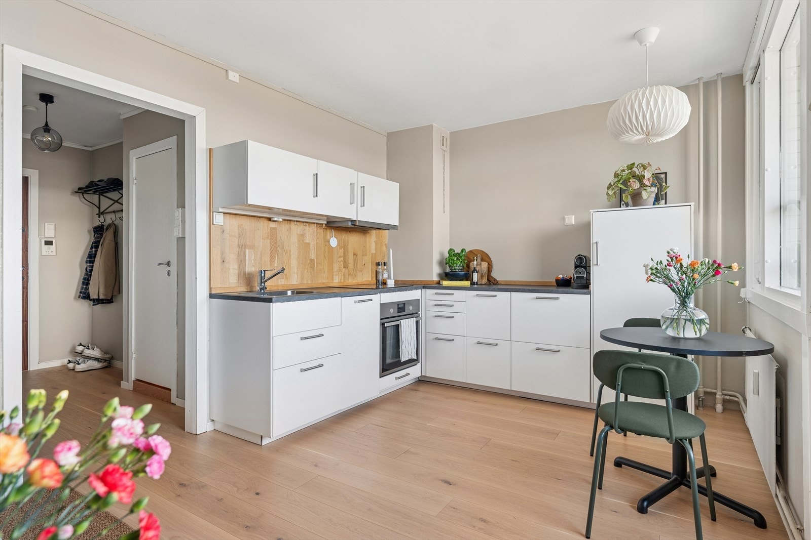 Kjøkkenet ligger i åpen løsning med stuen. Galleribilde