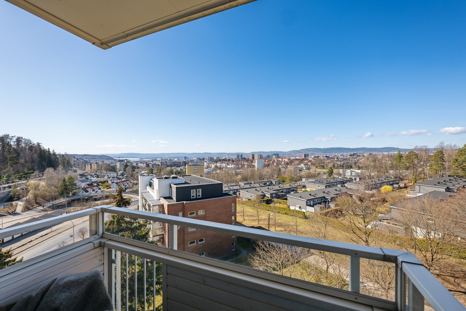 Den solrike balkongen er ca. 4 m² Galleribilde