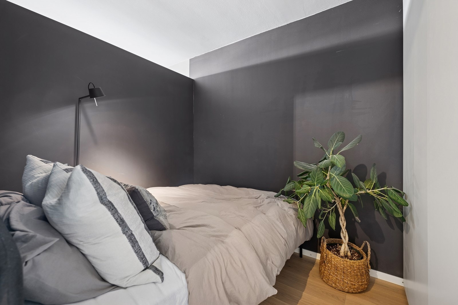 Alkove med plass til dobbeltseng og oppbevaring. Galleribilde