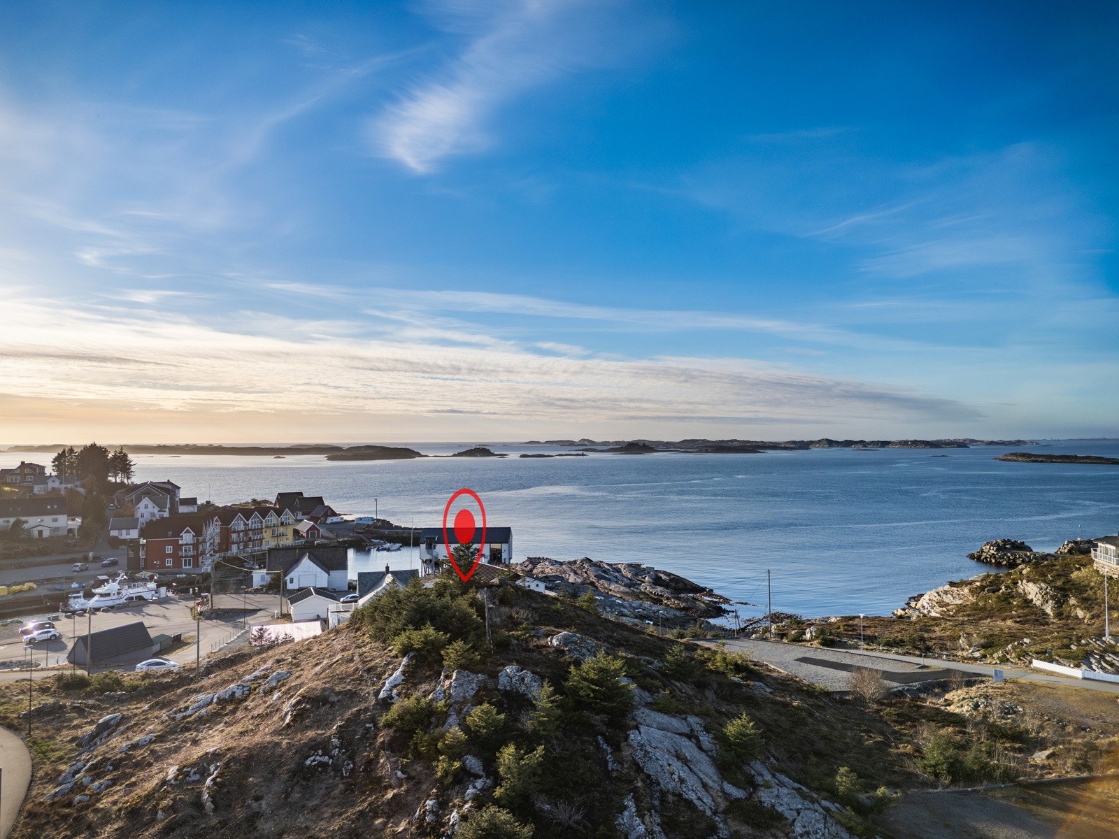 - Det foreligger bruksrett og vedlikeholdsplikt i forbindelse med felles vei, vann, kloakk, ballplass, lekeplass og gangveier - Galleribilde