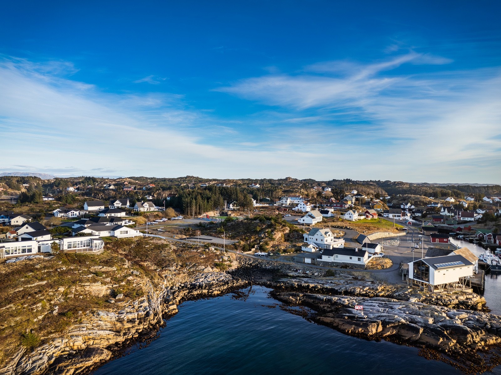 - Det ligger et aktivitetshus på nabotomten hvor det er ulike aktiveteter som yoga, bokkafe og bakedag for å nevne noe - Galleribilde