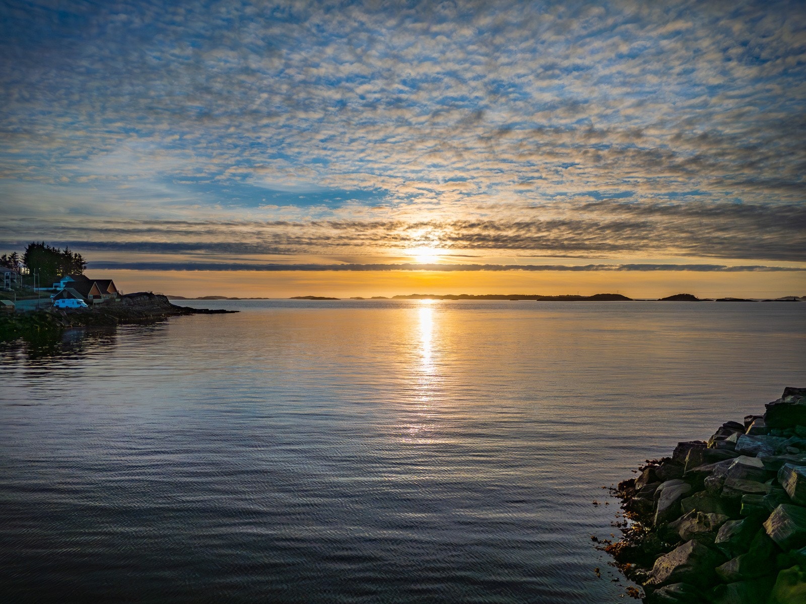 - Tomten har en vestvendt beliggenhet, og nyter de herligste solforhold - og ikke minst solnedganger - Galleribilde