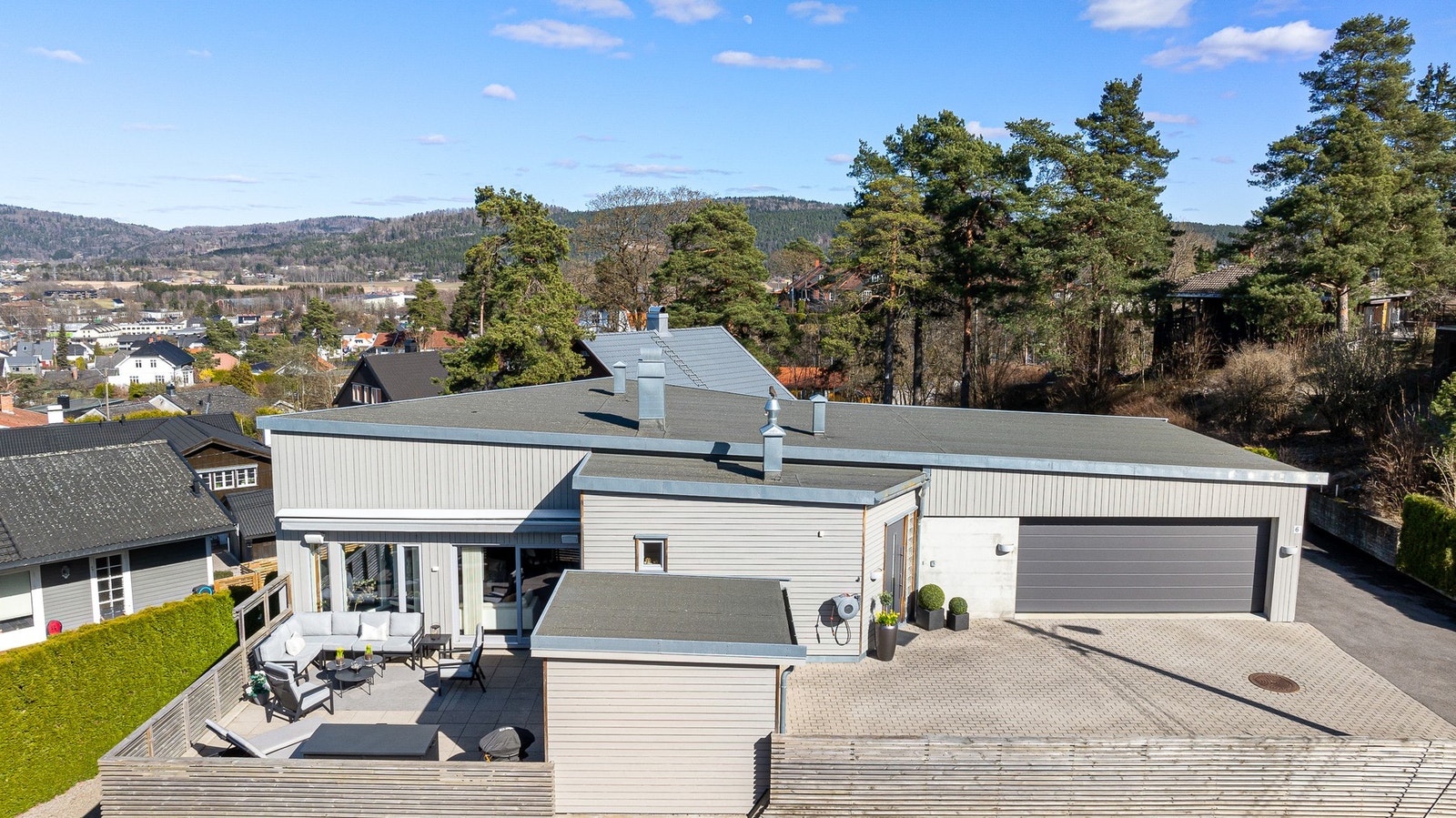 Dette er en meget innholdsrik enebolig tegnet av BørveBorchenius med god planløsning og eksklusive detaljer. Galleribilde