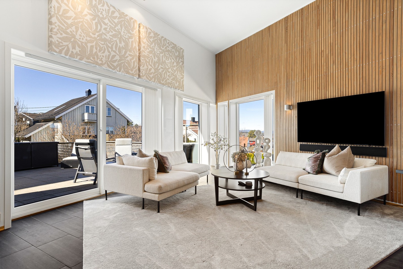 Utgang fra stuedel til lun og usjenert terrasse med ettermiddagssol. Galleribilde