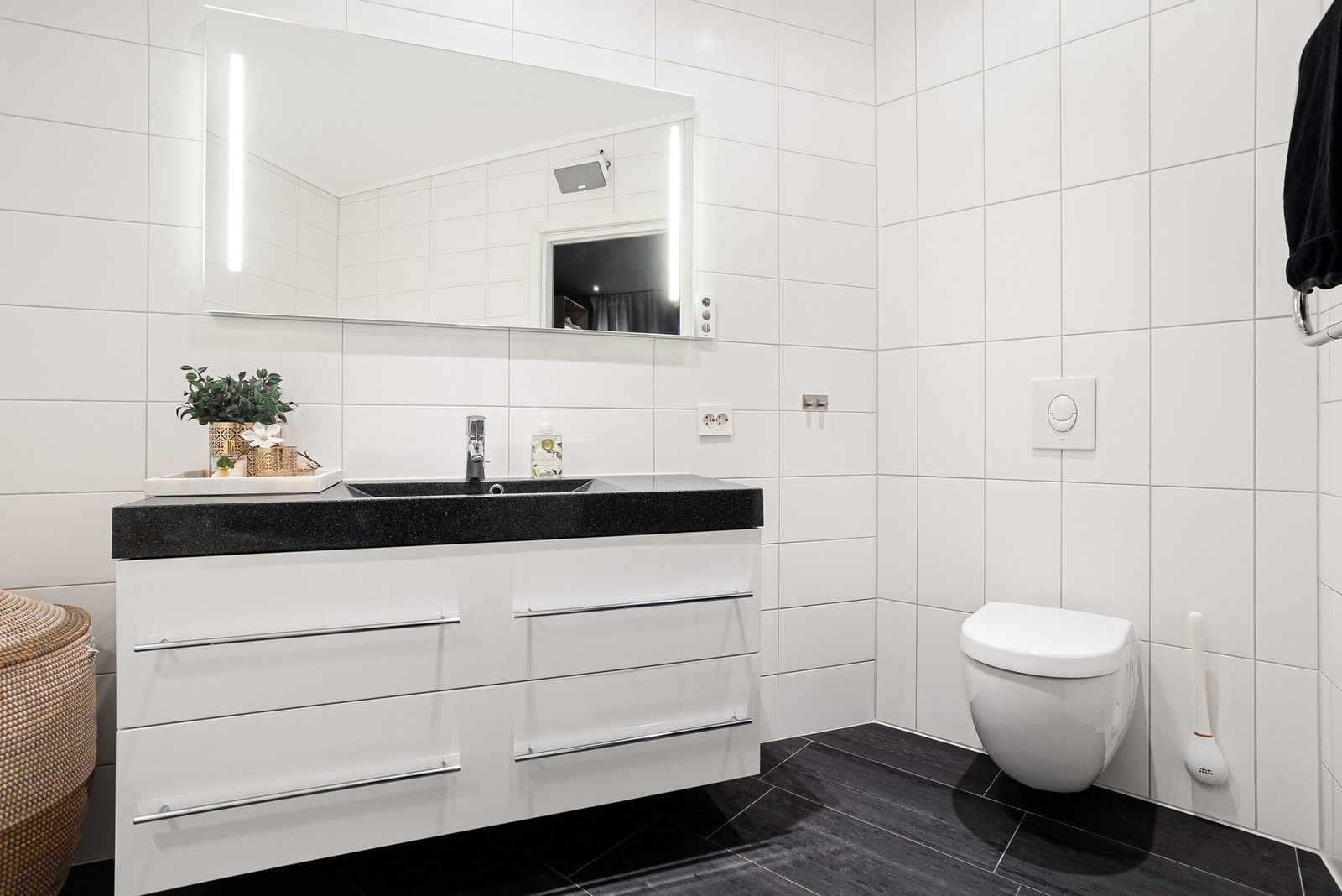 Badet har fliser på vegger og gulv, samt vannbåren varme. Galleribilde