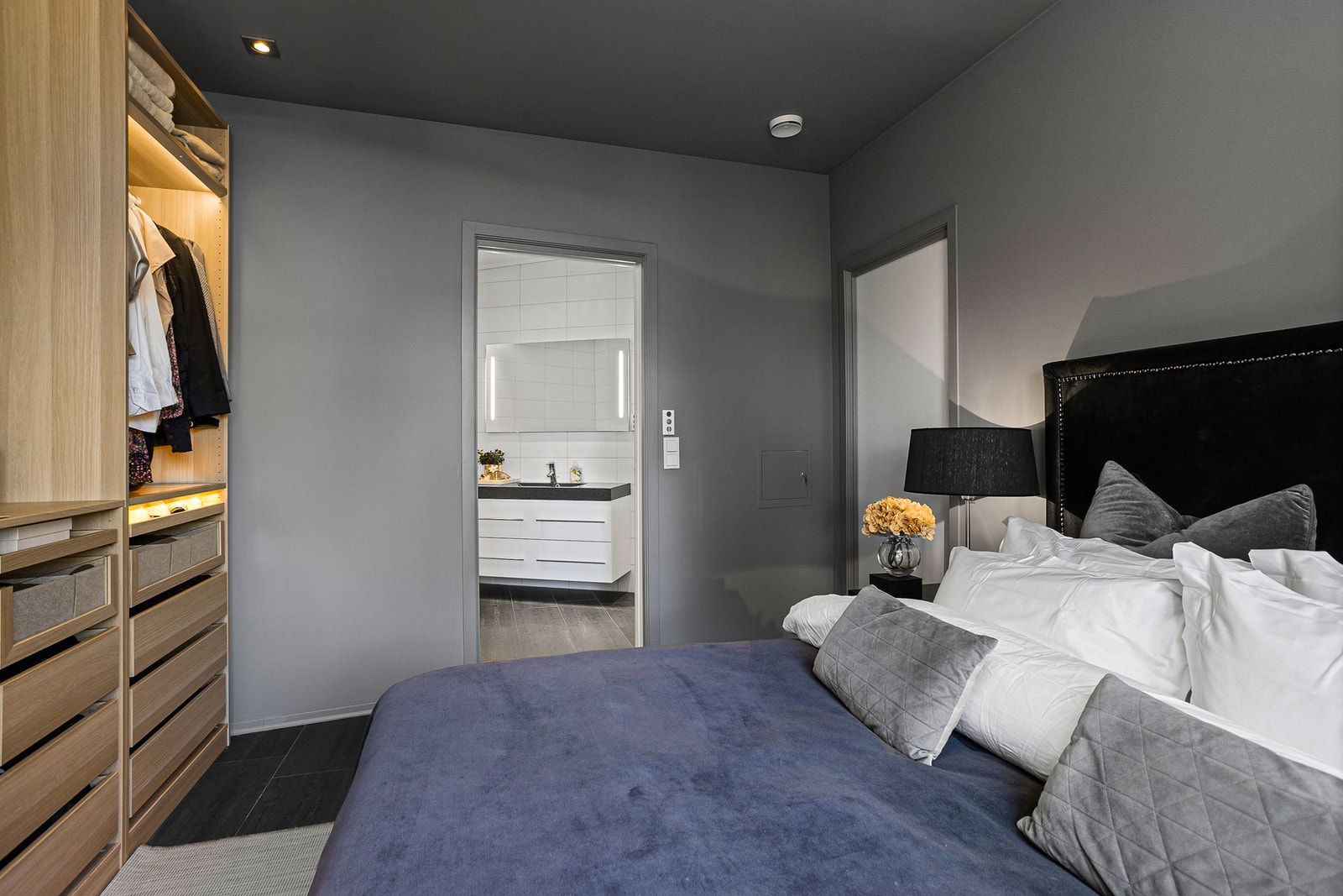 Master bedroom med tilhørende bad i hovedetasjen. Galleribilde
