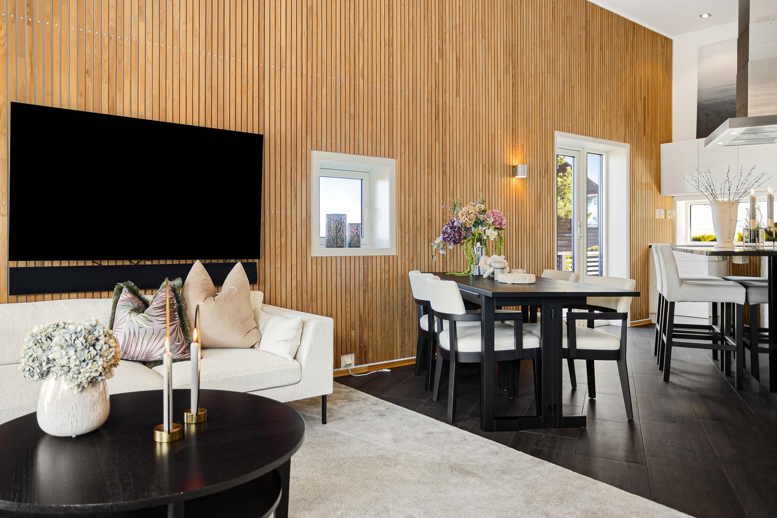 Fra kjøkkendelen er det utgang til veranda der man kan nyte morgen/formiddagssol. Galleribilde