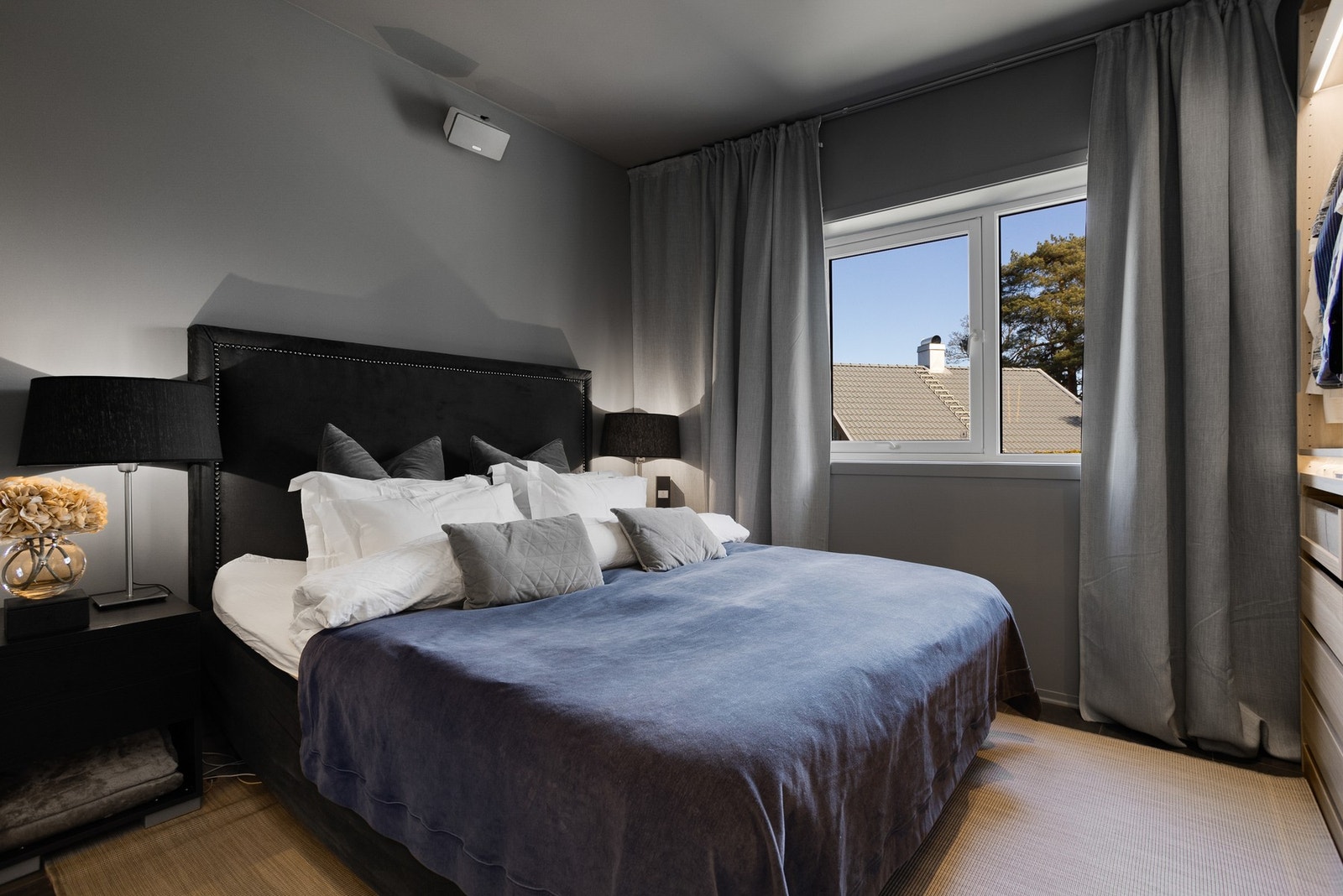 Master bedroom med tilhørende bad i hovedetasjen. Galleribilde