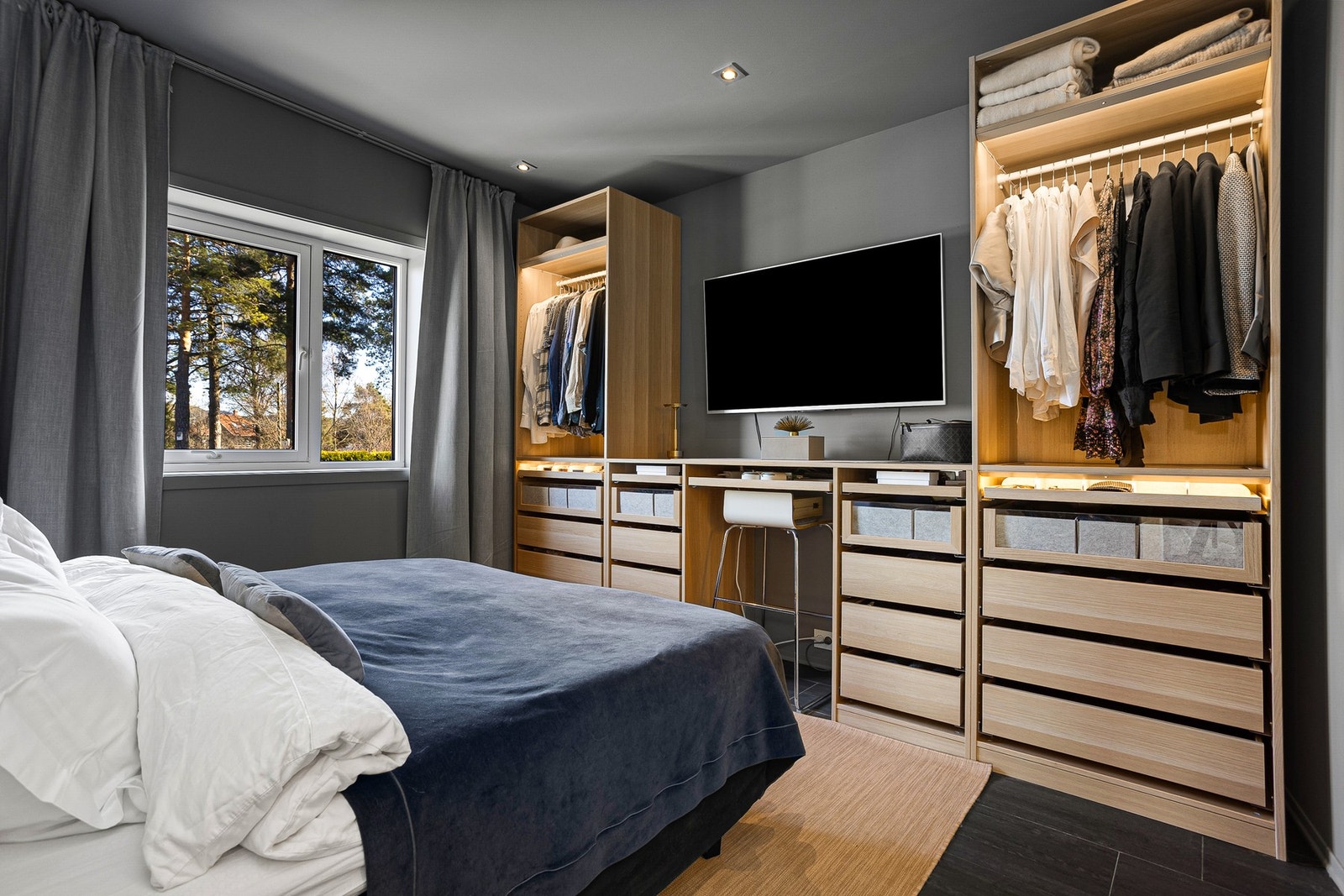 Master bedroom med tilhørende bad i hovedetasjen. Galleribilde