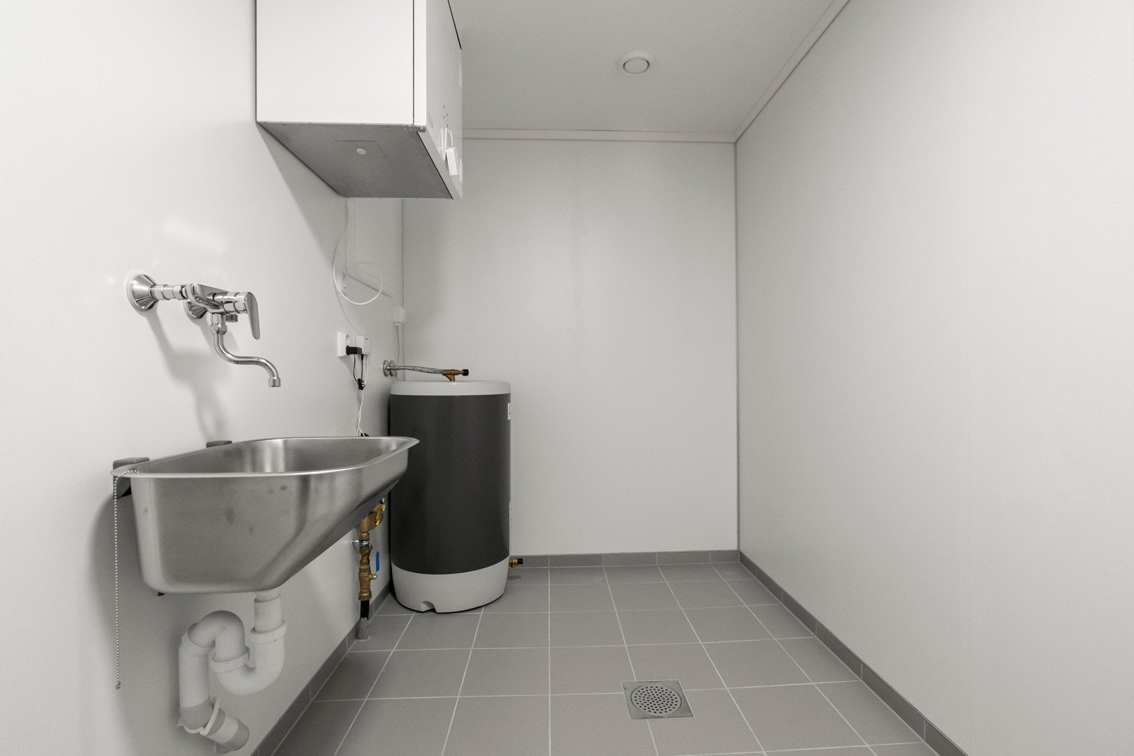 Separat vaskerom med flislagt gulv Galleribilde