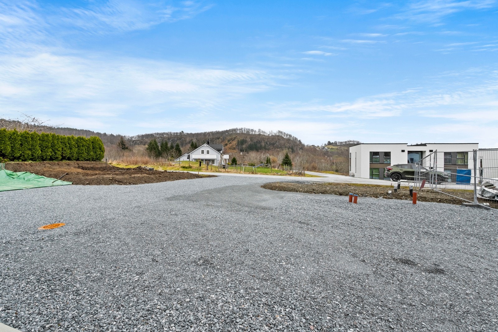 Tomta er opparbeida med gruslagt dekke Galleribilde