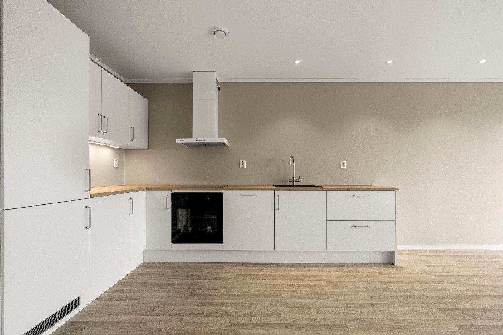 Kjøkkenet har integrerte hvitevarer Galleribilde