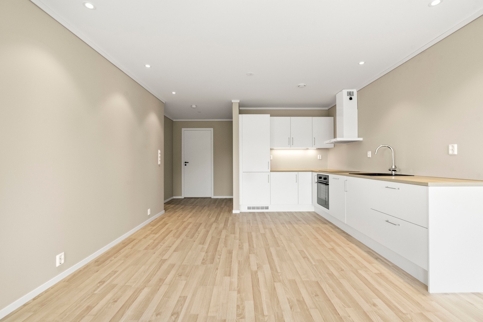 Kjøkkenet har en romslig innredning med mye skap- og benkeplass Galleribilde