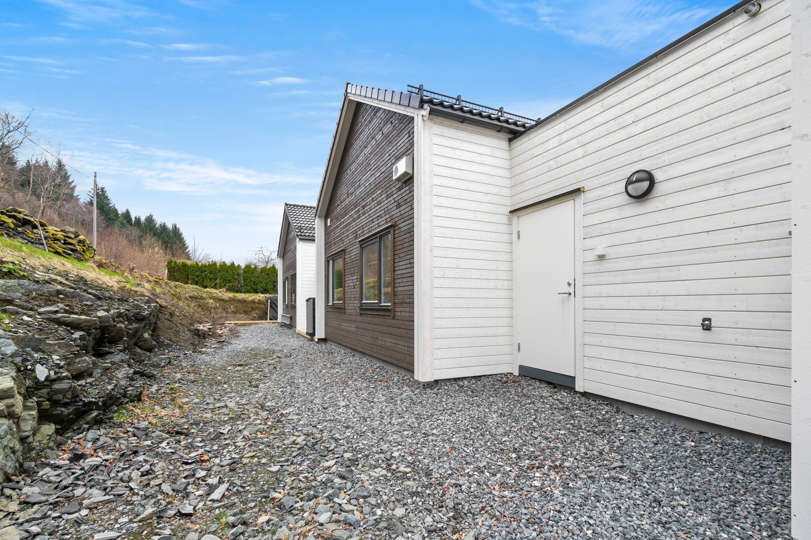 Fra bod/vaskerom er det adkomst ut på baksiden av boligen Galleribilde