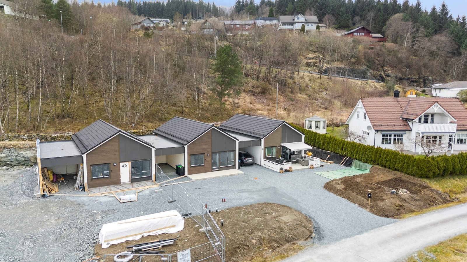 Boligen ligger i nyetablert sameie som er under oppføring - felles innkjøring til eiendommen med ene naboen Galleribilde