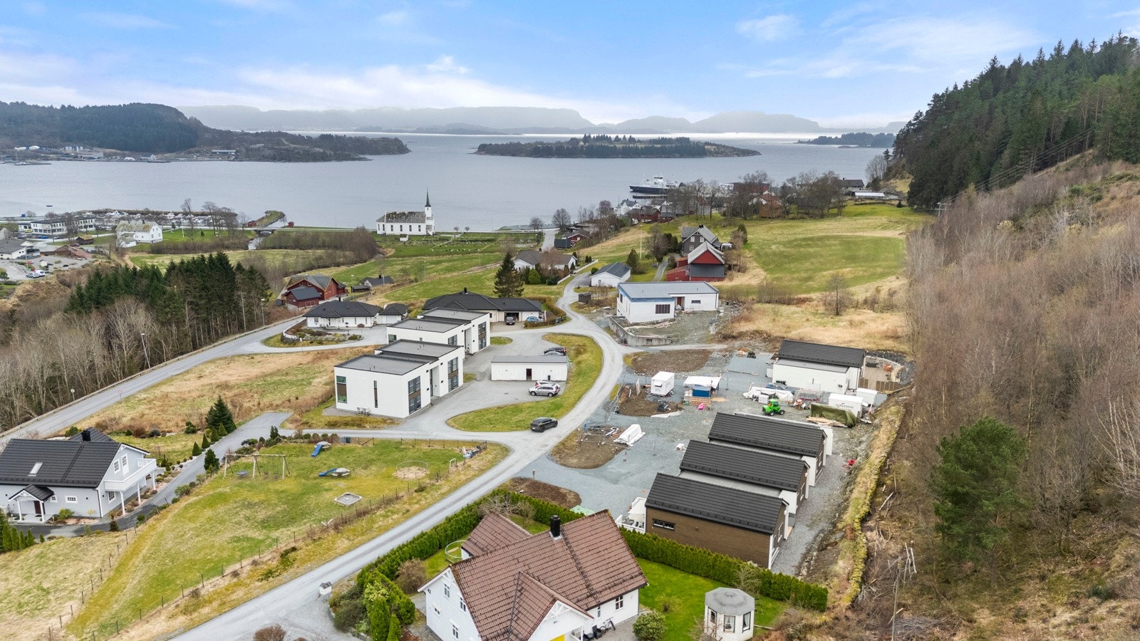 Eiendommen ligger sentralt plassert i Askvoll med gangavstand til sentrum Galleribilde