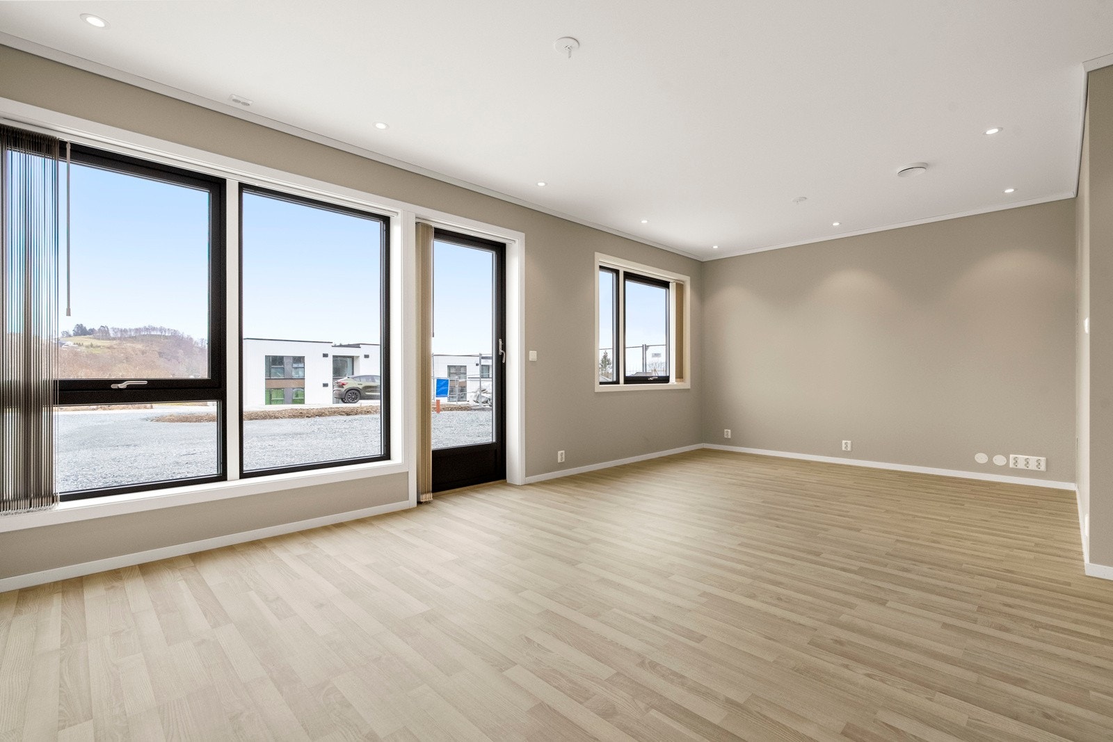 Boligen har en åpen stue/ kjøkken-løsning med adkomst ut på framsida av boligen Galleribilde