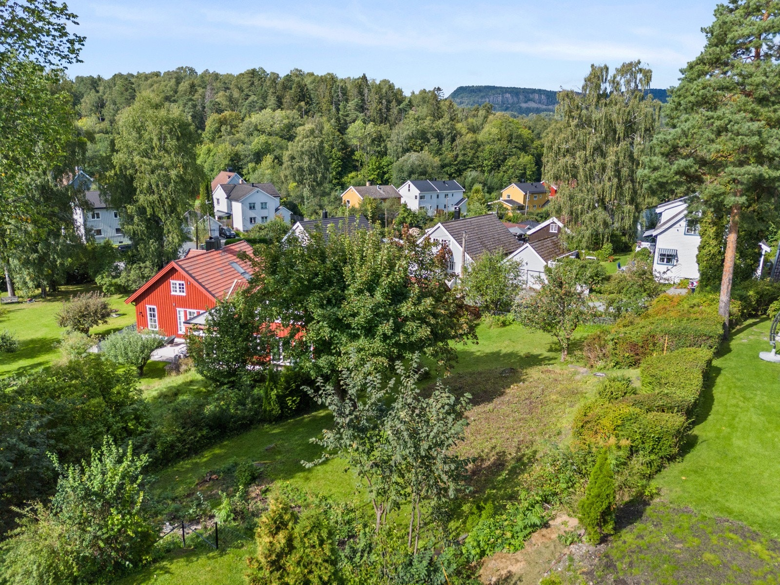 Dette er en svært attraktiv tomt beliggende sentralt til på Høvik. Området er kjent for et godt bomiljø med barn i alle aldre. Galleribilde