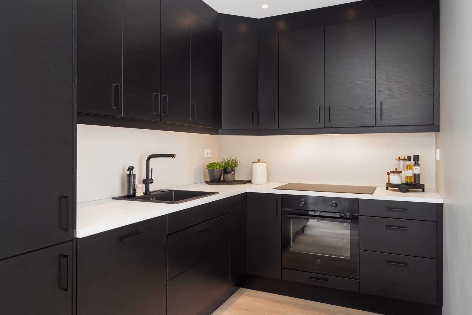 Kvalitetskjøkken fra Norema i sort heltre eik. Kjøkkenet er utstyrt med integrerte hvitevarer fra Electrolux bestående av kombiskap, oppvaskmaskin, stekeovn, platetopp og ventilator. Galleribilde