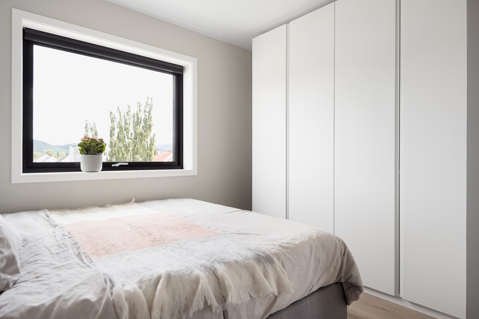 Det er en stor garderobe fra IKEA PAX med masse oppbevaringsplass. Galleribilde