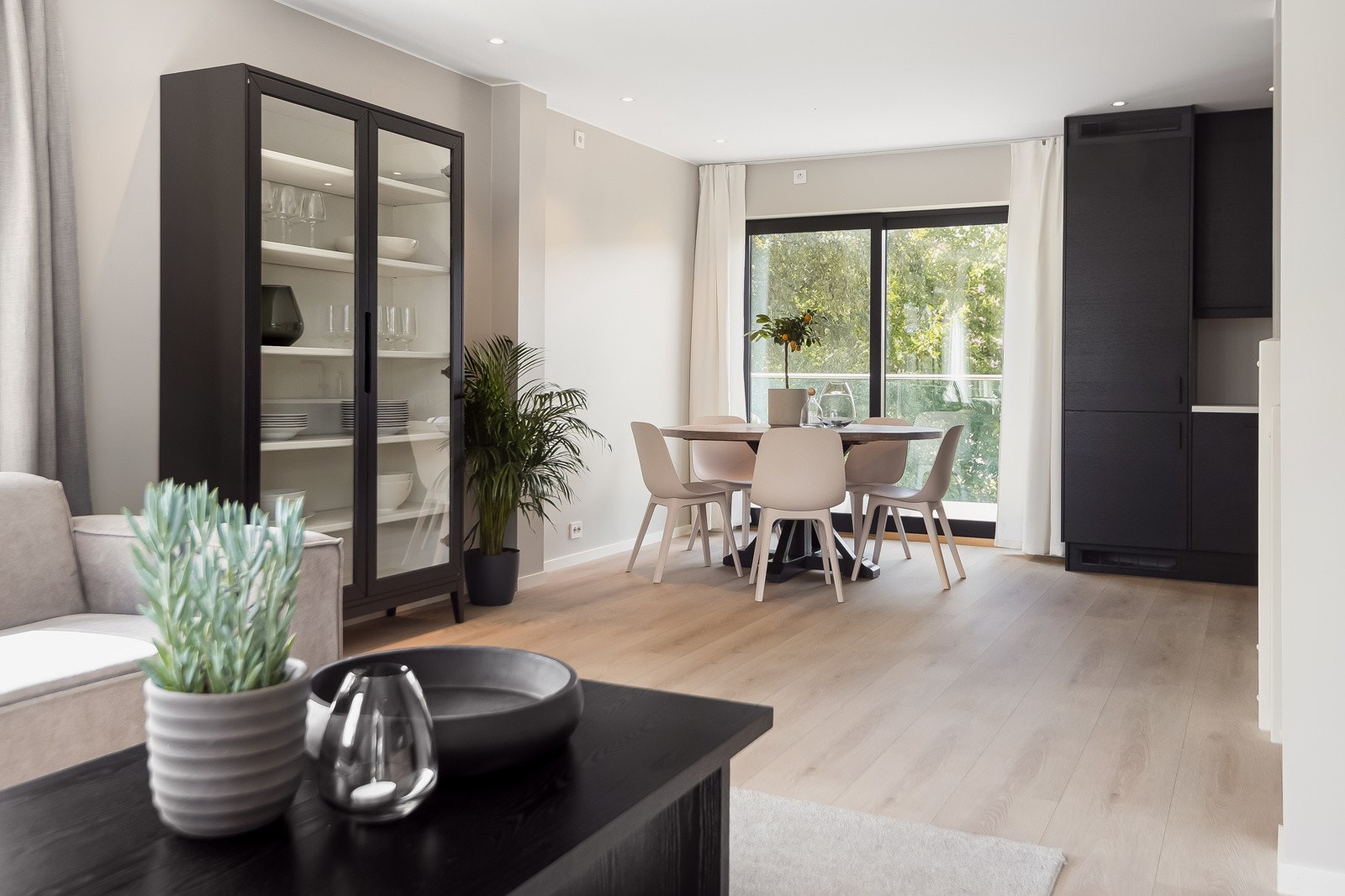 Stuen deles naturlig inn i flere soner med en sofaseksjon og en spisestue. Galleribilde