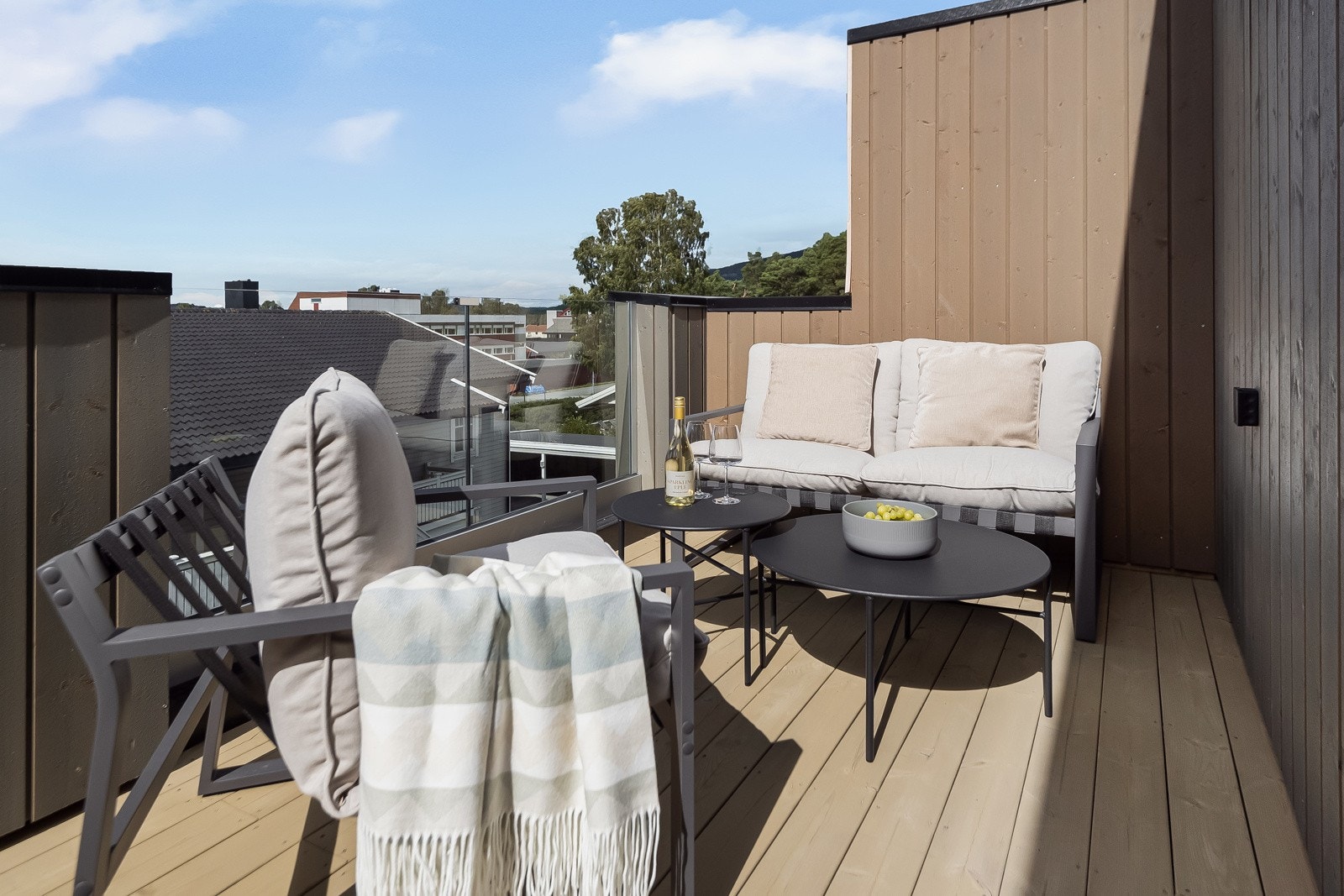 Flotte og solrike uteområdet med takterrasse på toppen, balkong ut fra spisestue samt platting og liten hage. Galleribilde