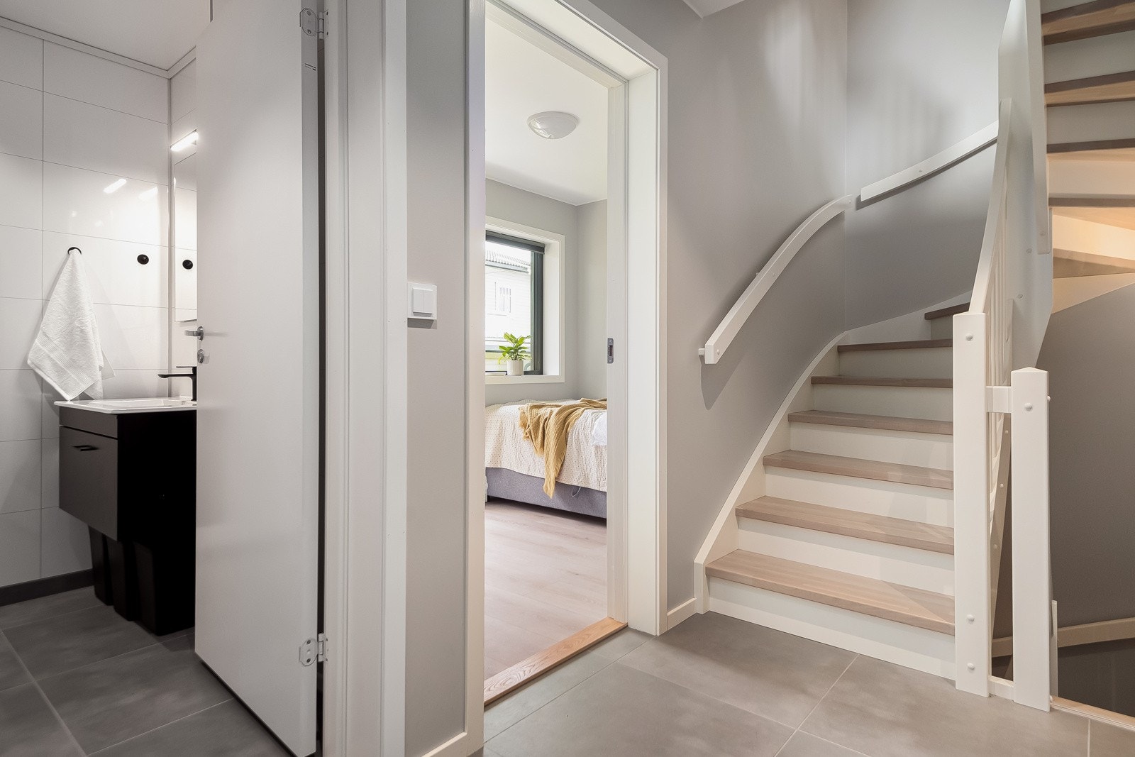 Boligen varmes opp av gulvvarme og vedovn som sammen gir en jevn temperatur året gjennom. Galleribilde