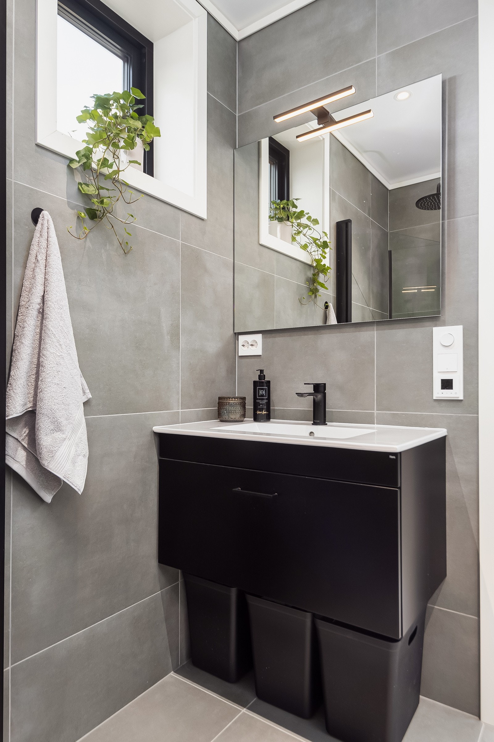 Det er behagelig gulvvarme og badet består ellers av dusjnisje med mosaikkfliser og innfellbare dusjdører som gir ekstra gulvplass når dusjen ikke brukes, vegghengt WC, innredning med servant og downlights. Galleribilde