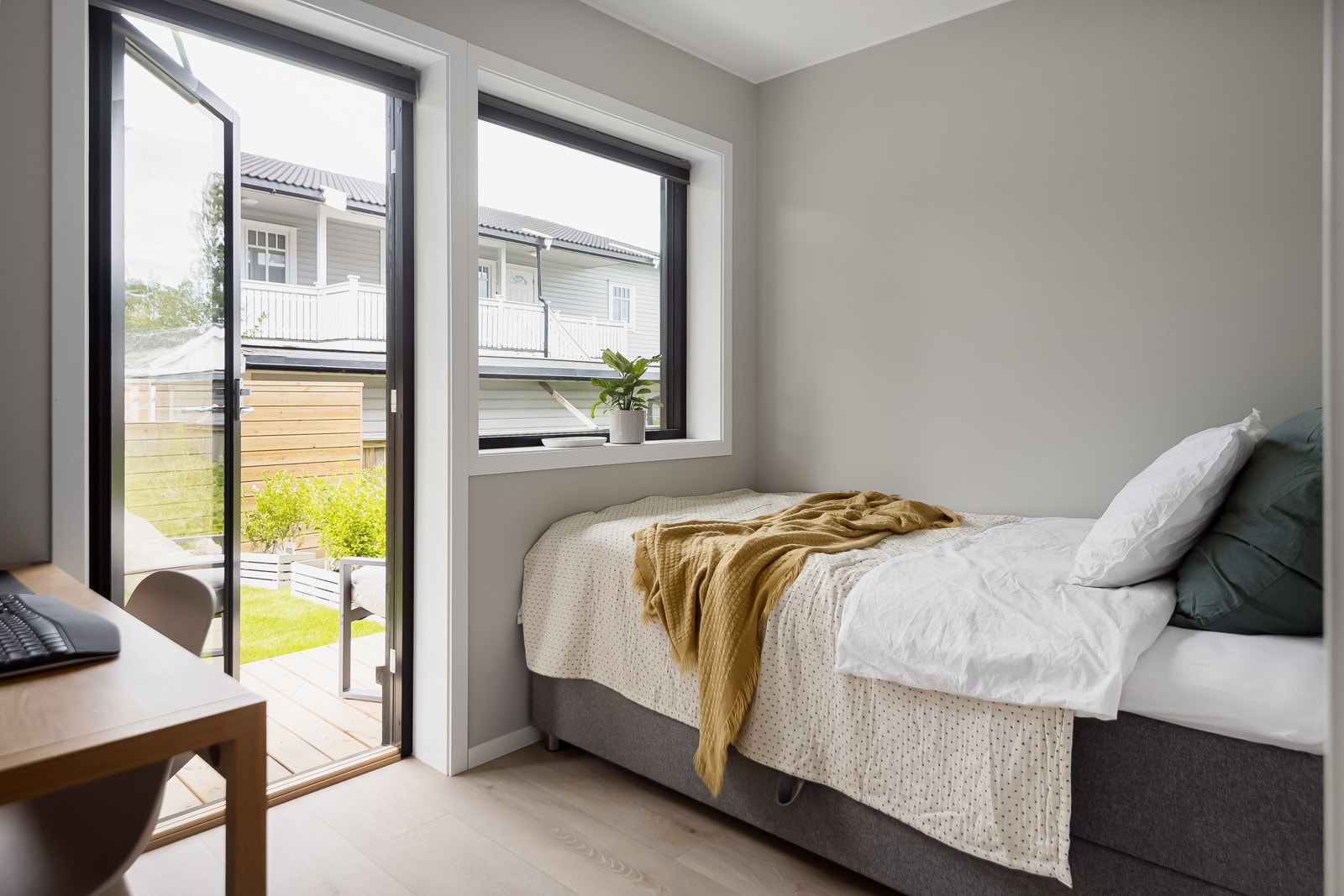 Delikat soverom med praktisk utforming som gjør det enkelt å møblere. Fra soverommet er det utgang til boligens terrasse med adgang til hagen. Galleribilde