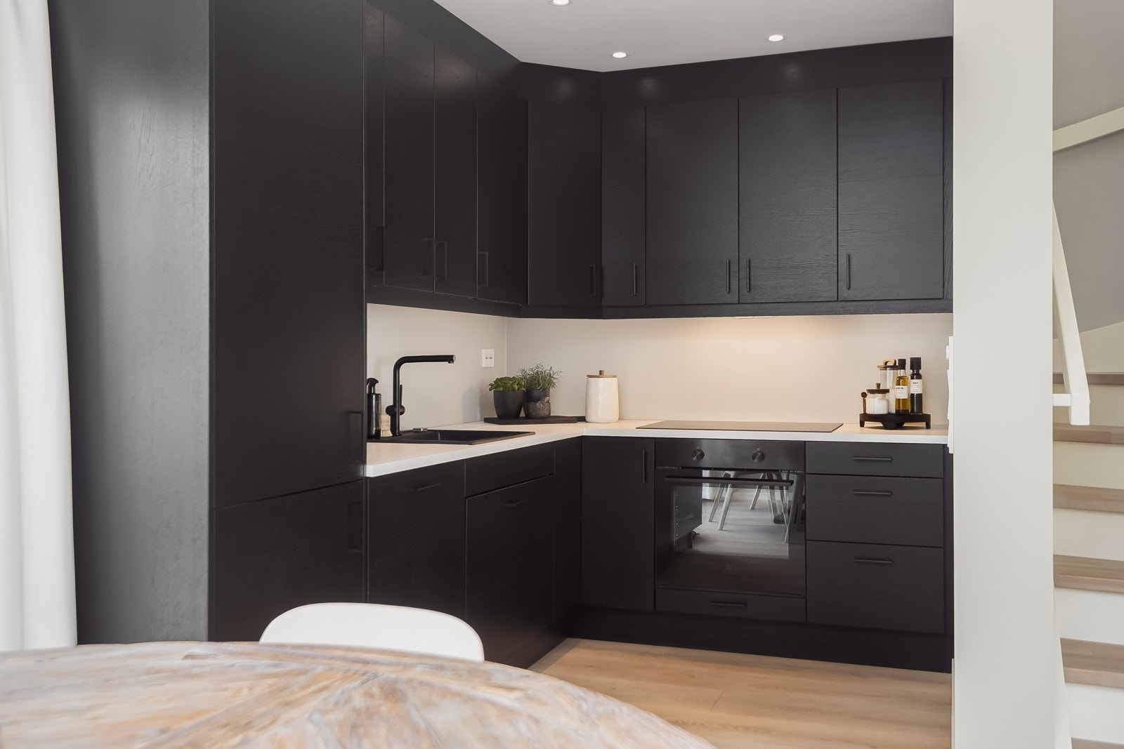 Kjøkkenet ligger fint til i eget hjørne ved spisestuedel. Galleribilde