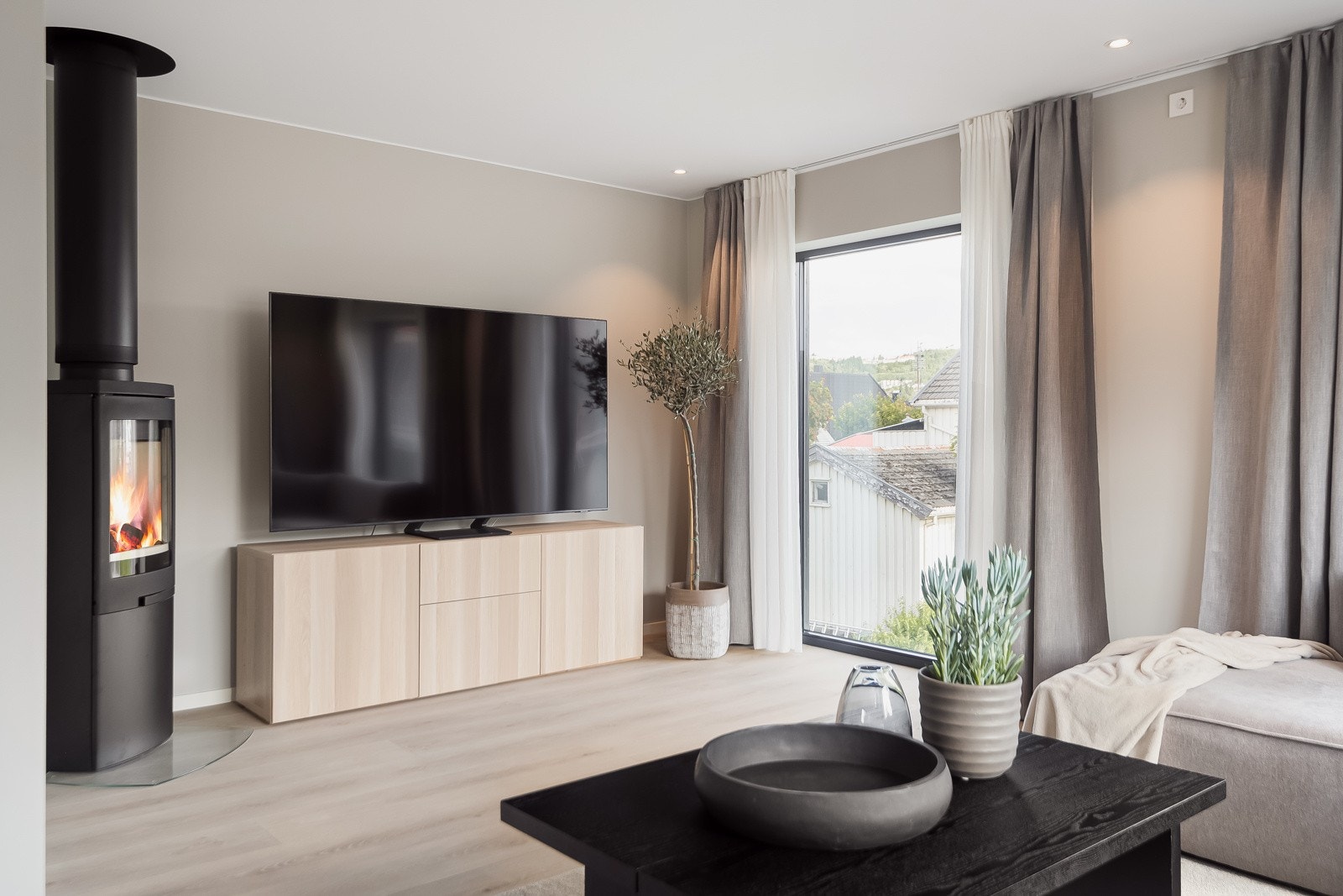 Sentralt i rommet er det montert en peis fra Norpeis. Peisen er pt. ubrukt og gir en jevn varme på vinterhalvåret, samt gir en ekstra kos. Galleribilde