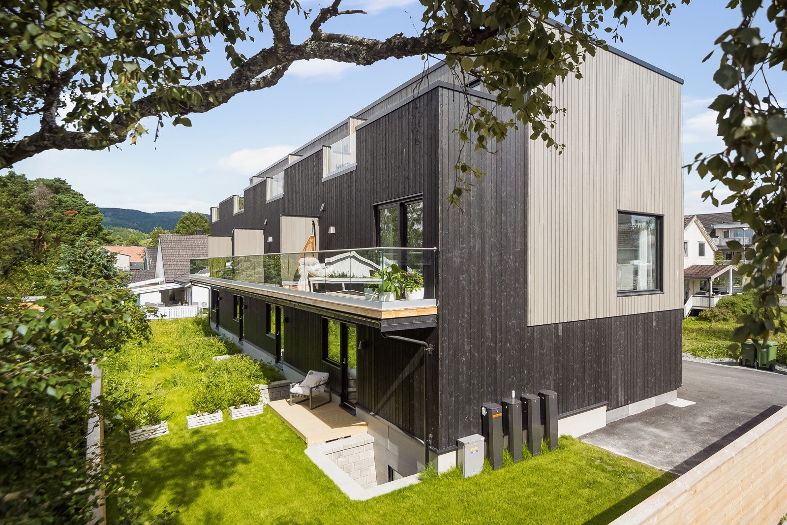 Hjørnebeliggenhet gir både ekstra parkeringsplass og fint uteområde på bakkeplan. Galleribilde