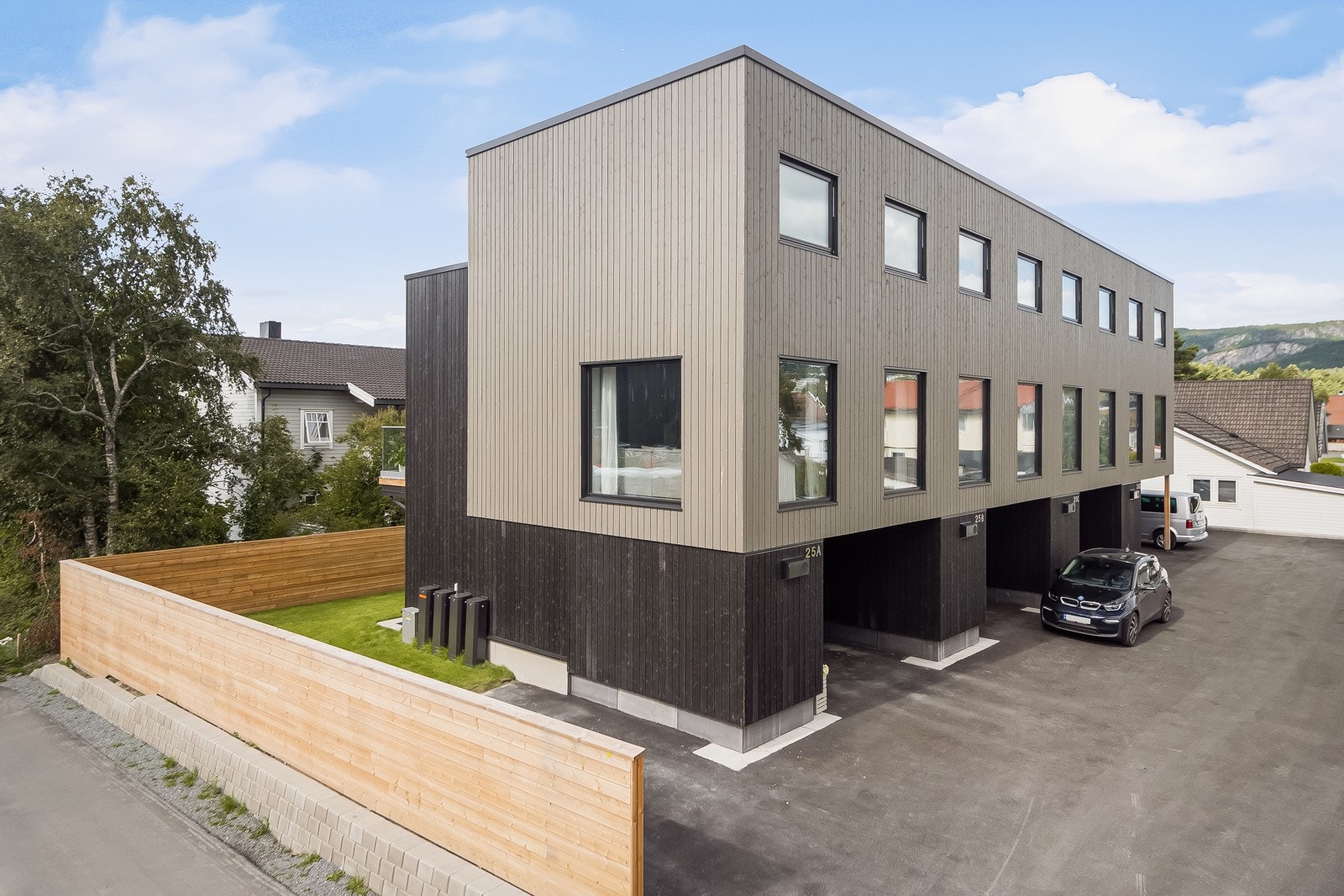 Rekkehuset har en flott og sentral beliggenhet i Stjørdal sentrum. Ved bare en kort spasertur kommer man til Kimen kulturhus, Torgkvartalet, flere dagligvarehandeler og Stjørdalshallen hvor det jevnlig arrangeres idrettsarrangementer Galleribilde