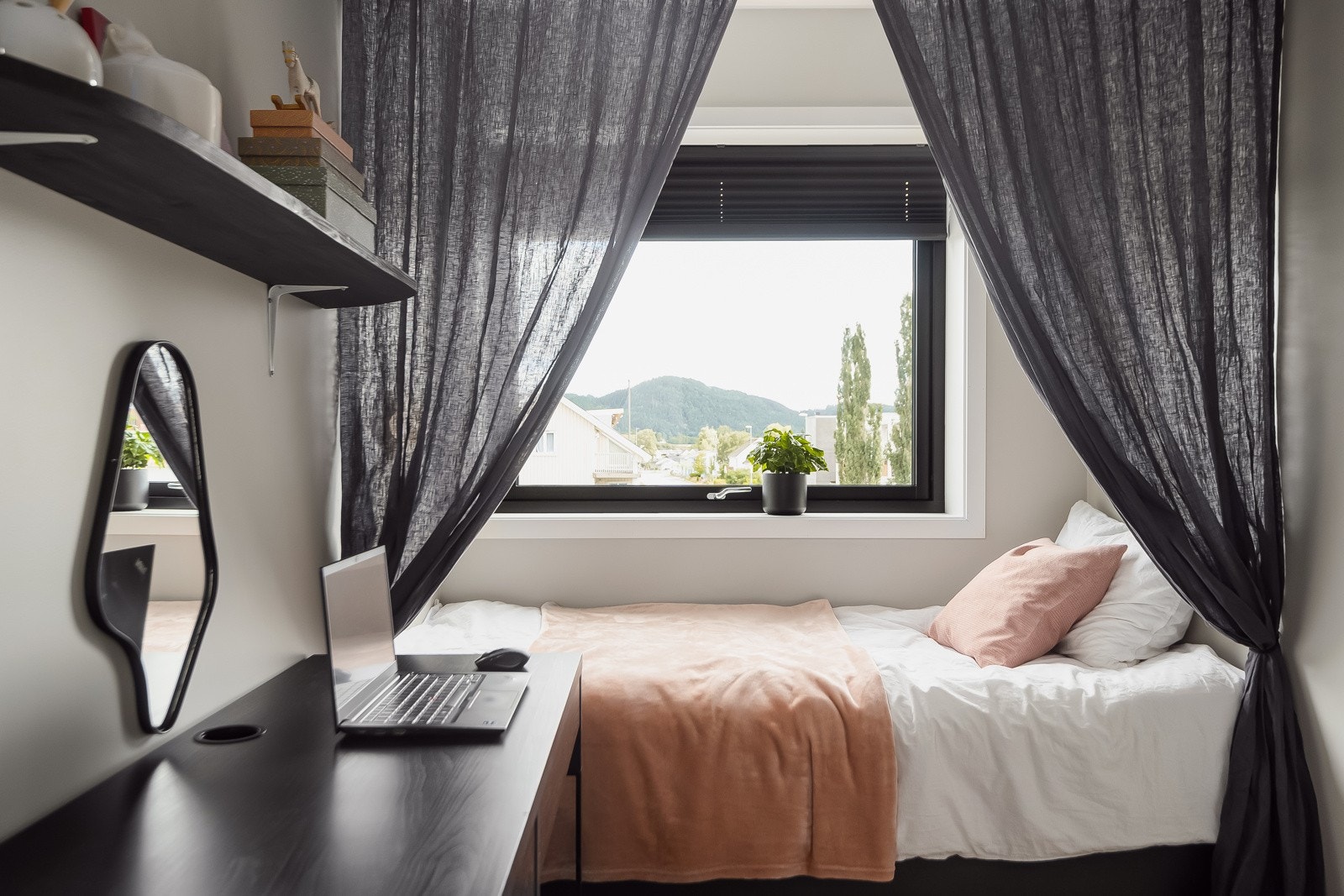 Det andre soverommet er praktisk utformet med mulighet for møblering etter eget ønske og behov. Det er montert solskjerming i vinduet. Galleribilde