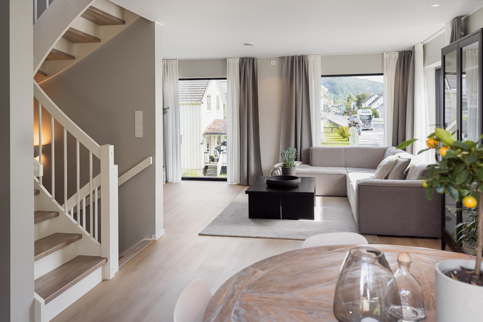 Romslig stue med et moderne uttrykk og en luftig atmosfære takket være endebeliggenheten som gir lysinnslipp fra flere vinkler gjennom de store vindusflatene. Galleribilde