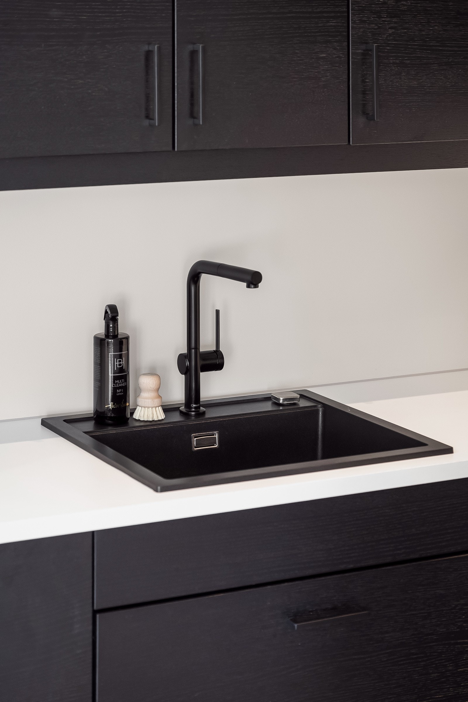 Platetoppen og ventilatoren har smartfunksjon og justerer seg automatisk etter hverandre. Skapene strekker seg helt til taket slik at man unngår unødig støvoppsamling. Galleribilde