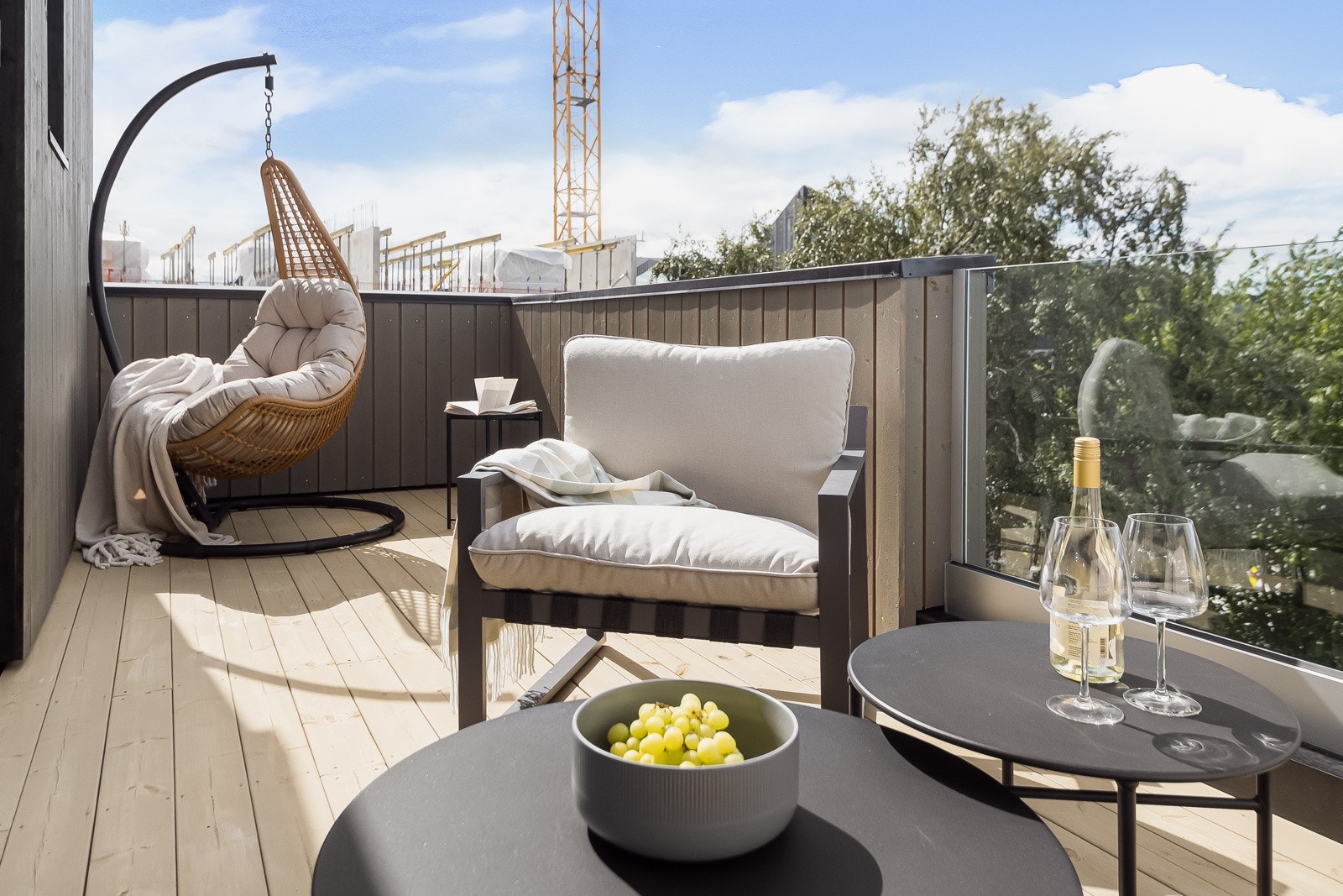 Takterrassen oppleves som privat og kan møbleres i flere soner. Galleribilde